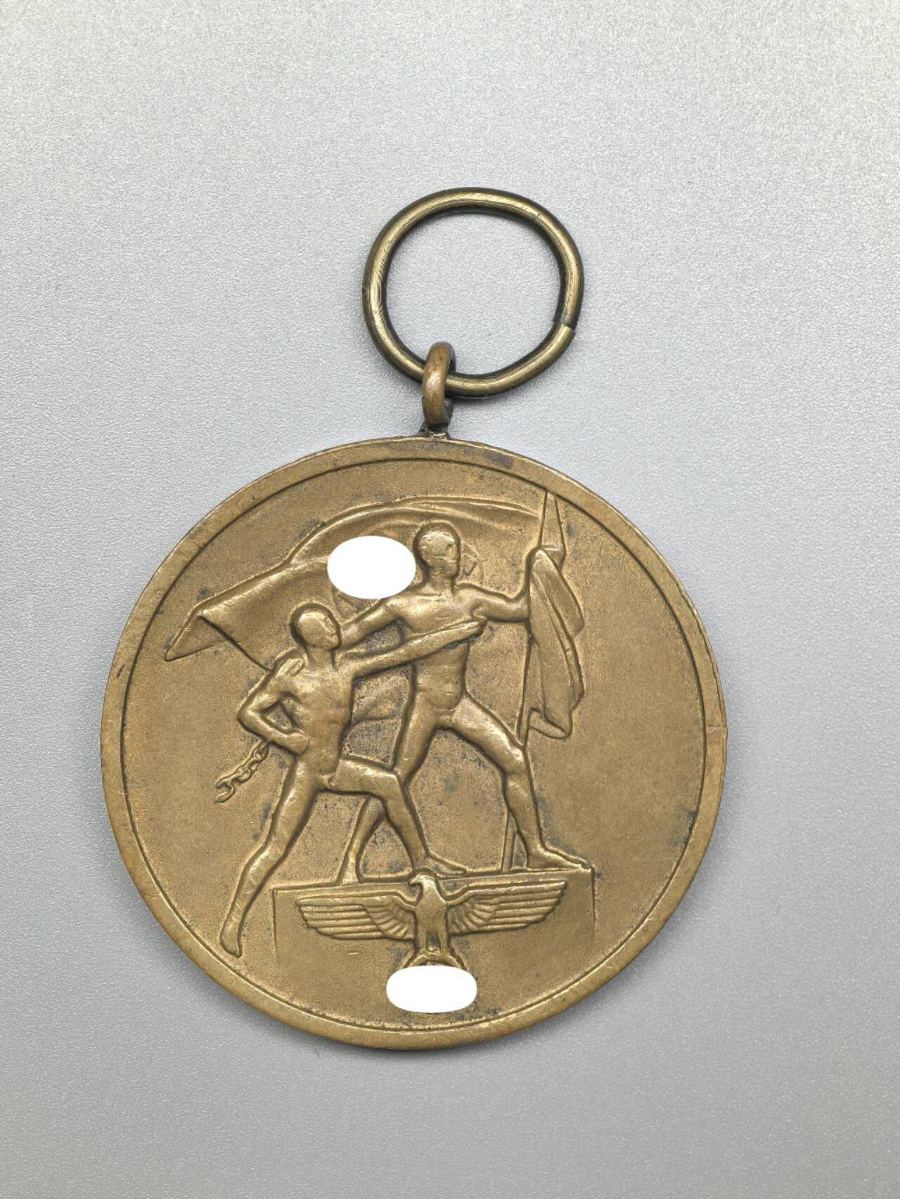 小驴勋章奖章收藏2月28日周六晚七点拍卖（调休临时调整，珍爱和平，收藏战争，铭记历史，勿忘国耻，忠党爱国。有偿代拍，送拍规则在简介最后，参拍须阅读规则后再参拍，关系到运费包装发货时效真假辨别等关键信息，拍卖时不再发原图，看大图店主微信码在拍卖店铺介绍里） 德三鲜花奖章梅梅尔回归奖章带盒，铜质，斜G版，梅梅尔总颁发3万枚，稀少