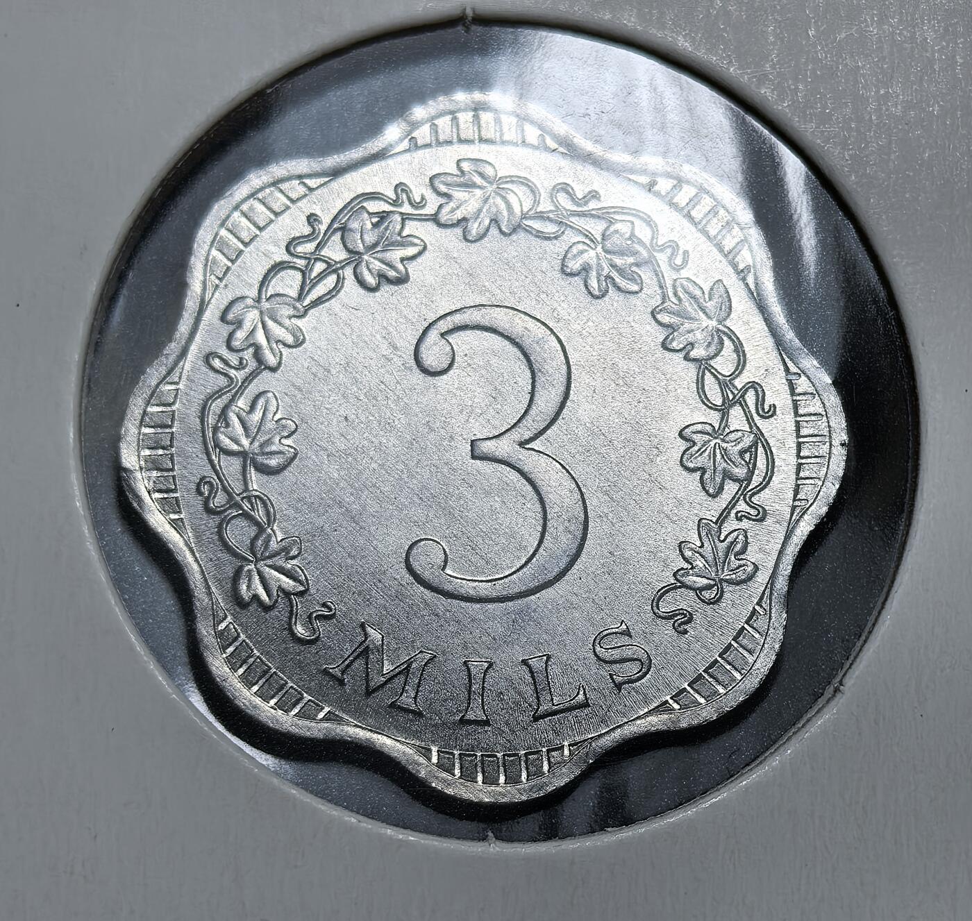 外国优质老铜币银币，正月十二晚九点倒数截拍，满百包邮可寄存，持续收拍 马耳他1972年3米尔，呈独特波浪边，正面为面值与葡萄藤纹饰，背面是蜜蜂与蜂巢图案。该币是马耳他脱离英制货币、首次发行十进制里拉体系的首批辅币，见证其独立后货币主权的确立。