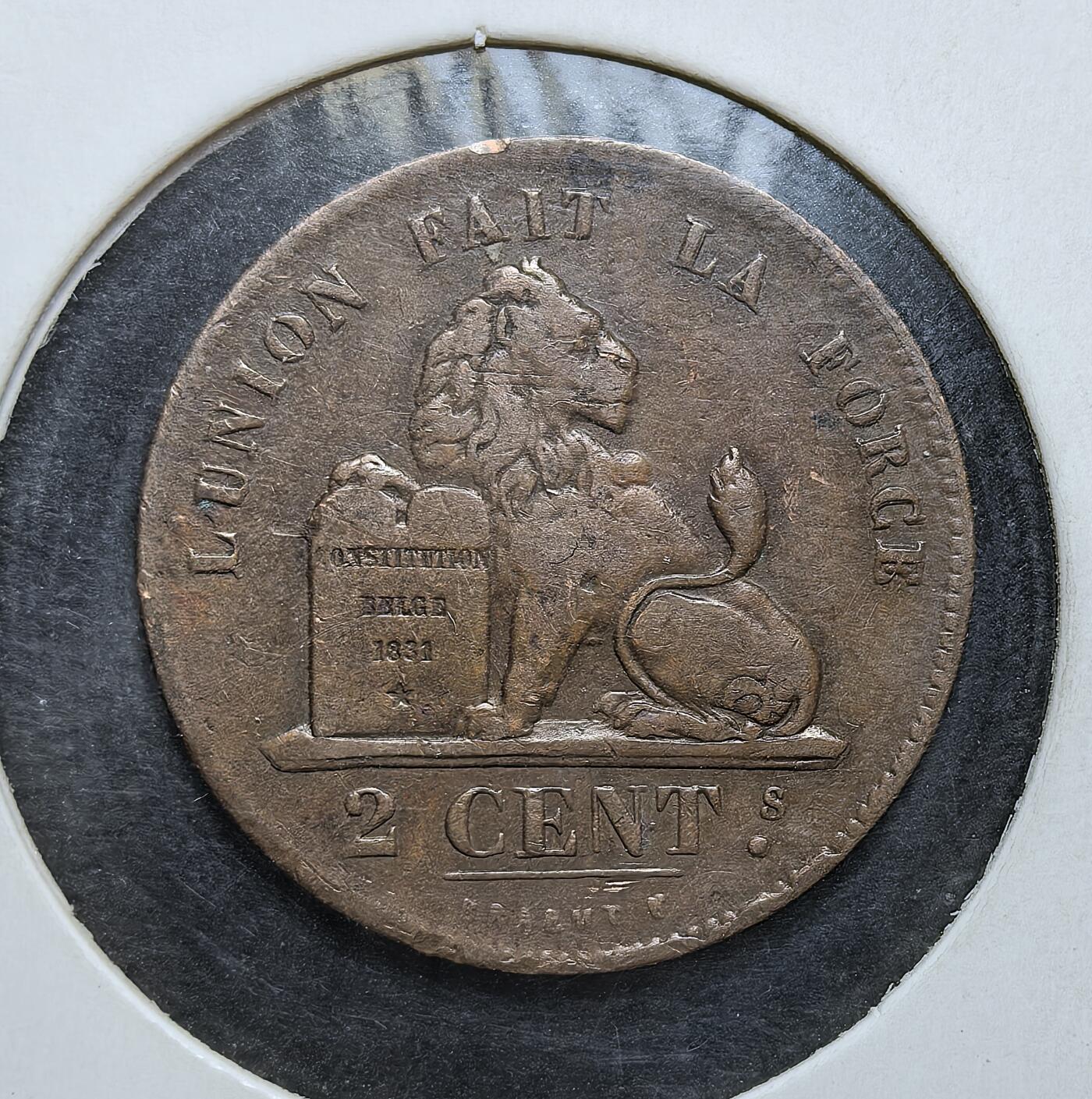外国优质老铜币银币，正月十二晚九点倒数截拍，满百包邮可寄存，持续收拍 比利时王国1835年2分铜币，属利奥波德一世时期首批十进制辅币。正面为国王花押字，背面是象征国家的狮子与 1831 年宪法碑，环铸 “团结就是力量” 箴言，是比利时独立后确立货币主权的核心见证。