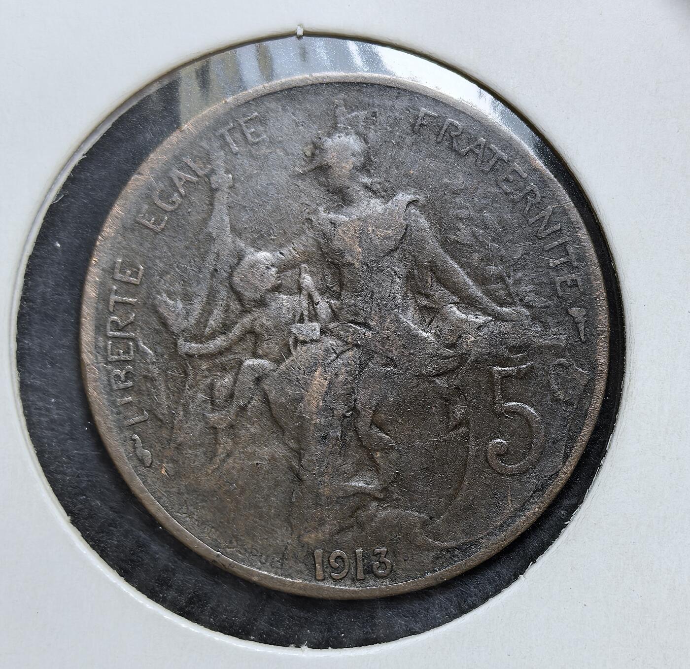 外国优质老铜币银币，正月十二晚九点倒数截拍，满百包邮可寄存，持续收拍 法国第三共和国1913年5生丁，属丹尼尔・迪皮伊经典设计。正面为戴弗里吉亚帽的玛丽安娜，背面铸 “自由、平等、博爱” 箴言。彼时一战一触即发，它是法国战前最后一批常规铸币，见证了和平时代的落幕。