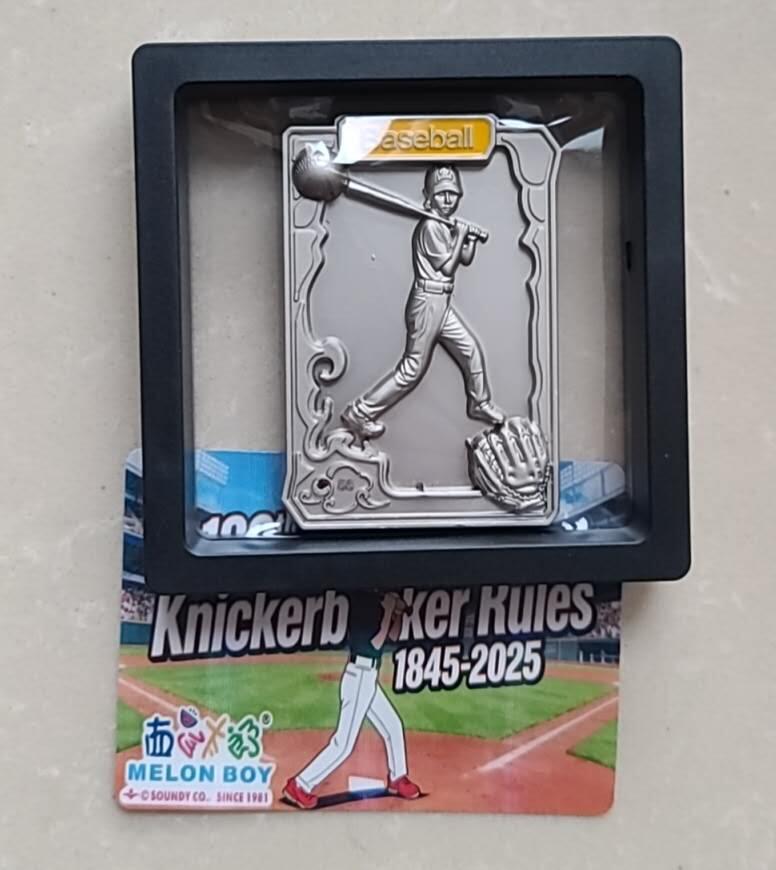 【币将精彩】世界钱币拍卖（2026-3-11） 发行10枚的西瓜太郎棒球规则诞生180周年纪念章，锌合金约85克，46*69毫米，发行量：60枚，后10枚陨石镶嵌。