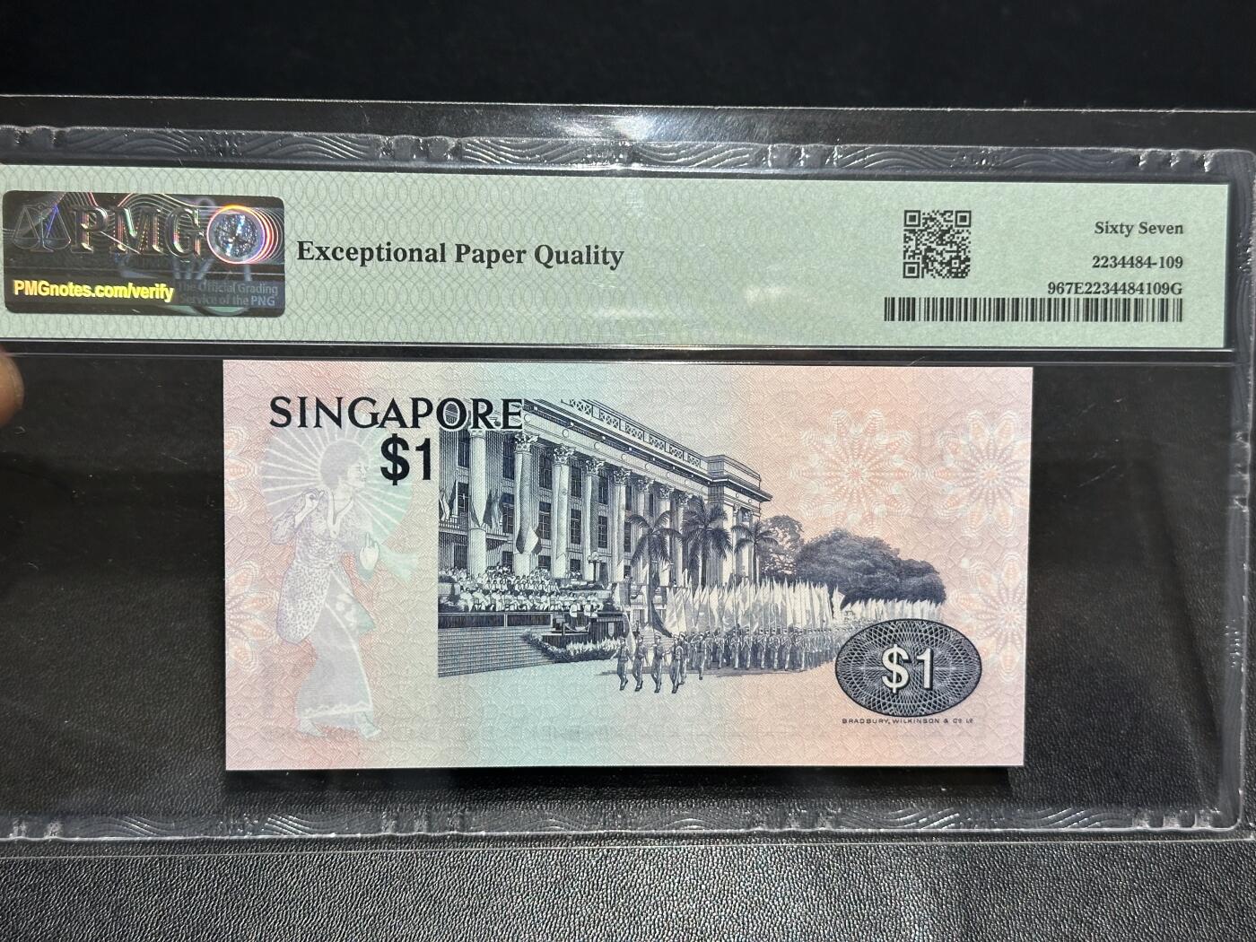 《外钞收藏家》第六百一十三期（ 精品场）（长期征集拍品、欢迎藏友们联系合作） 1976年新加坡鸟版1元 PMG67 尾8 BWC版