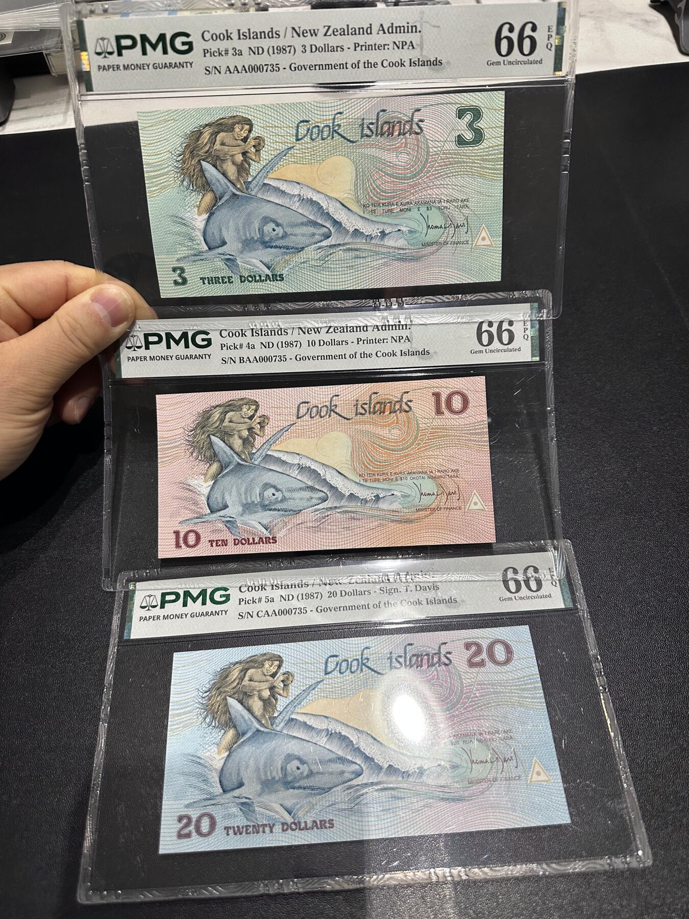 《外钞收藏家》第六百一十三期（ 精品场）（长期征集拍品、欢迎藏友们联系合作） 1987年库克群岛3、10、20元 3张全同号735百位号 PMG66评级