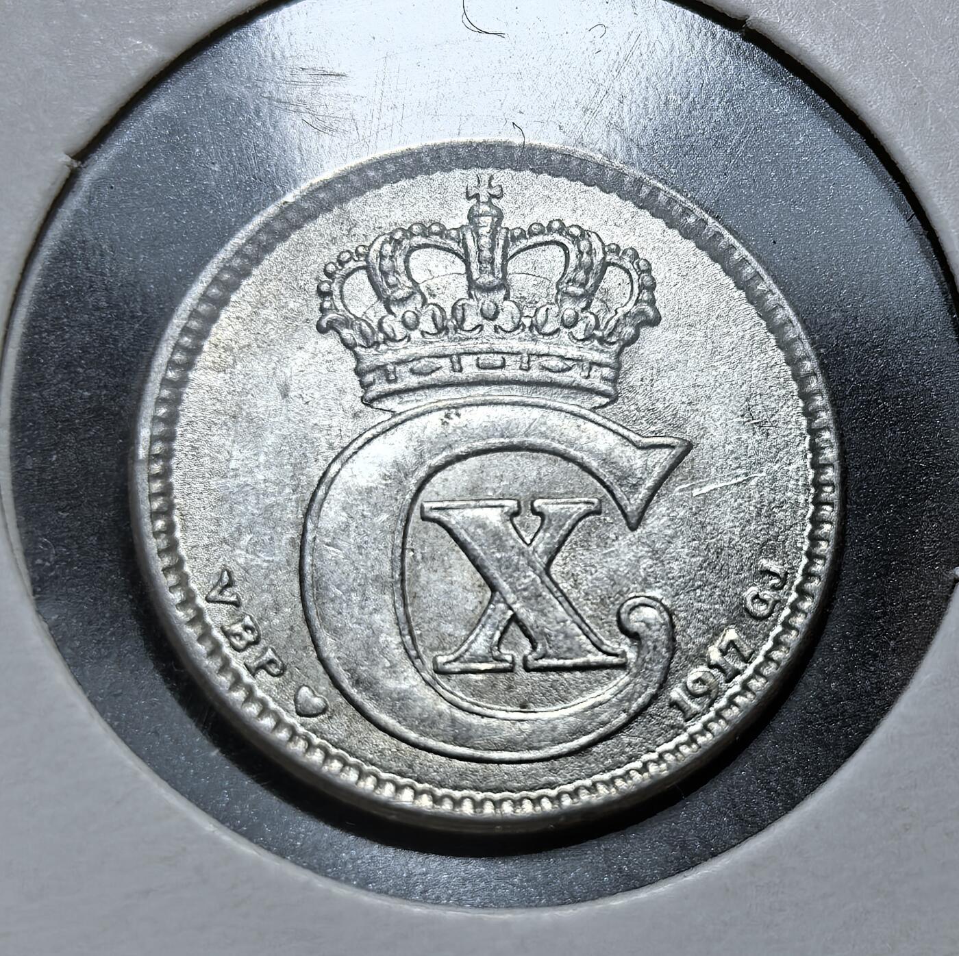 外国优质老铜币银币，正月十二晚九点倒数截拍，满百包邮可寄存，持续收拍 丹麦1917年25 欧尔银币，正面为克里斯蒂安十世的花押与王冠，背面标注面值。发行于一战末期，丹麦虽保持中立，但经济受战争冲击，此币是其战时货币体系与中立国身份的重要见证。