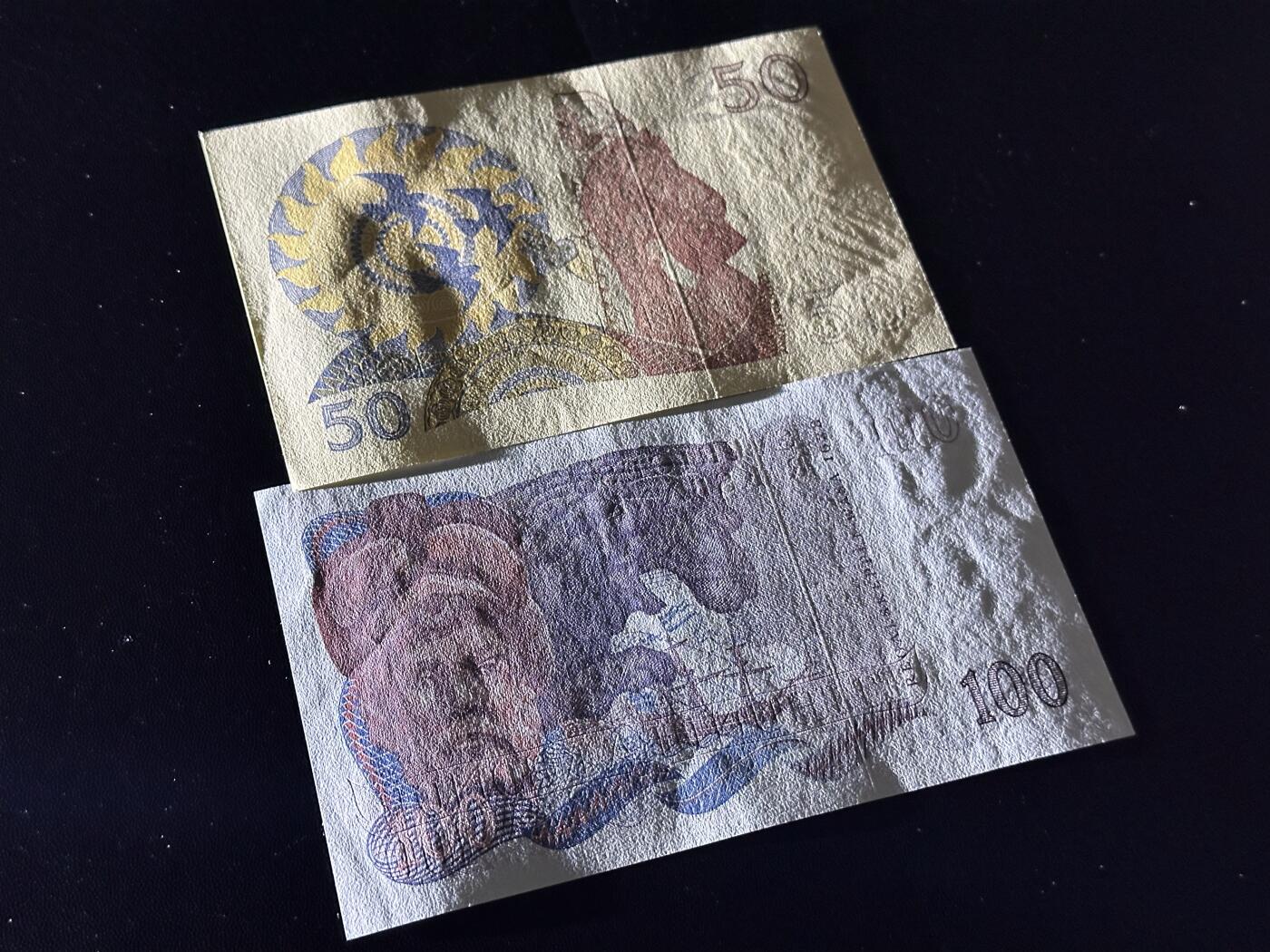 《外钞收藏家》第六百一十三期（ 精品场）（长期征集拍品、欢迎藏友们联系合作） 瑞典1989年50克朗（老国王古斯塔夫三世+卡尔林奈）+100克朗（老国王古斯塔夫二世+瓦萨沉船事件；UNC品较少）	UNC 100疑似极轻微荧光反应