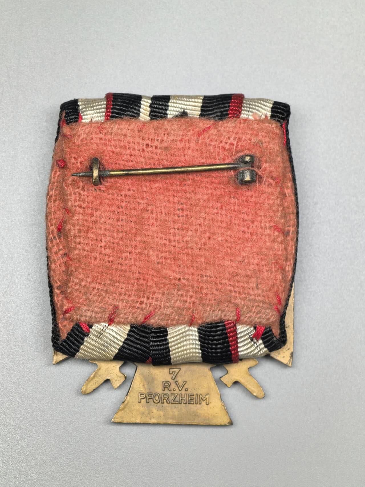 小驴勋章奖章收藏2月28日周六晚七点拍卖（调休临时调整，珍爱和平，收藏战争，铭记历史，勿忘国耻，忠党爱国。有偿代拍，送拍规则在简介最后，参拍须阅读规则后再参拍，关系到运费包装发货时效真假辨别等关键信息，拍卖时不再发原图，看大图店主微信码在拍卖店铺介绍里） 得三佩剑兴登堡奖章，礼服挂，钢制镀铜，背打7 R.V. PFORZHEIM厂标