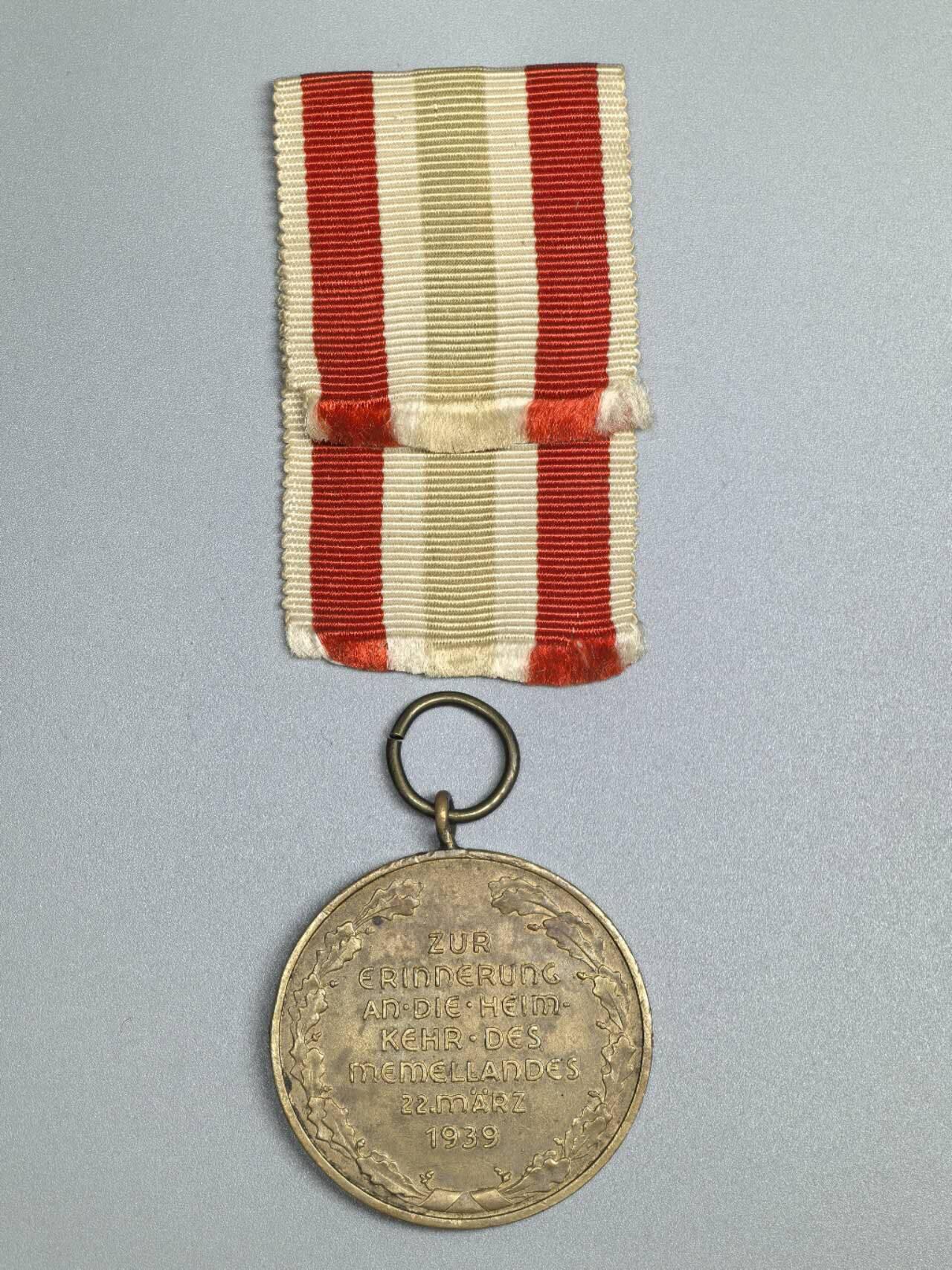 小驴勋章奖章收藏2月28日周六晚七点拍卖（调休临时调整，珍爱和平，收藏战争，铭记历史，勿忘国耻，忠党爱国。有偿代拍，送拍规则在简介最后，参拍须阅读规则后再参拍，关系到运费包装发货时效真假辨别等关键信息，拍卖时不再发原图，看大图店主微信码在拍卖店铺介绍里） 德三鲜花奖章梅梅尔回归奖章带盒，铜质，斜G版，梅梅尔总颁发3万枚，稀少