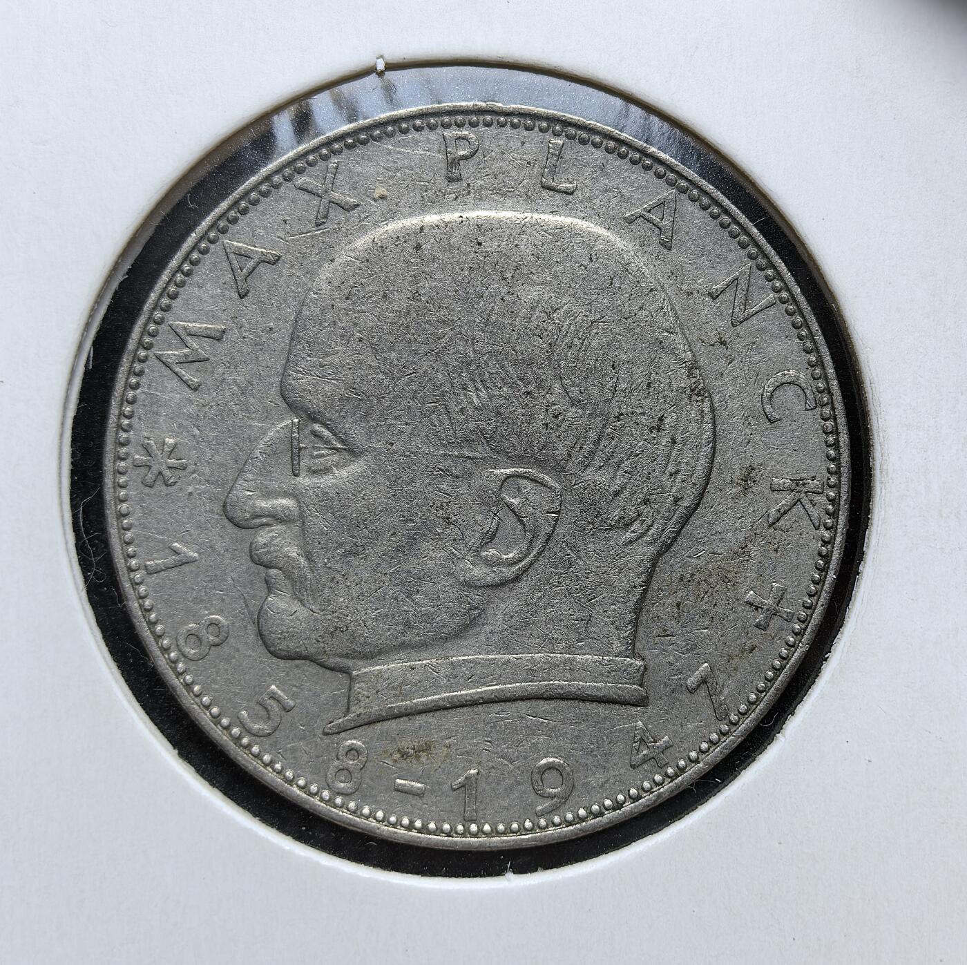 外国优质老铜币银币，正月十二晚九点倒数截拍，满百包邮可寄存，持续收拍 联邦德国1958年2马克，正面为物理学家马克斯・普朗克头像，背面是联邦鹰徽。发行于战后经济奇迹时期，是德国重建科学体系、重塑国家形象的重要货币见证。