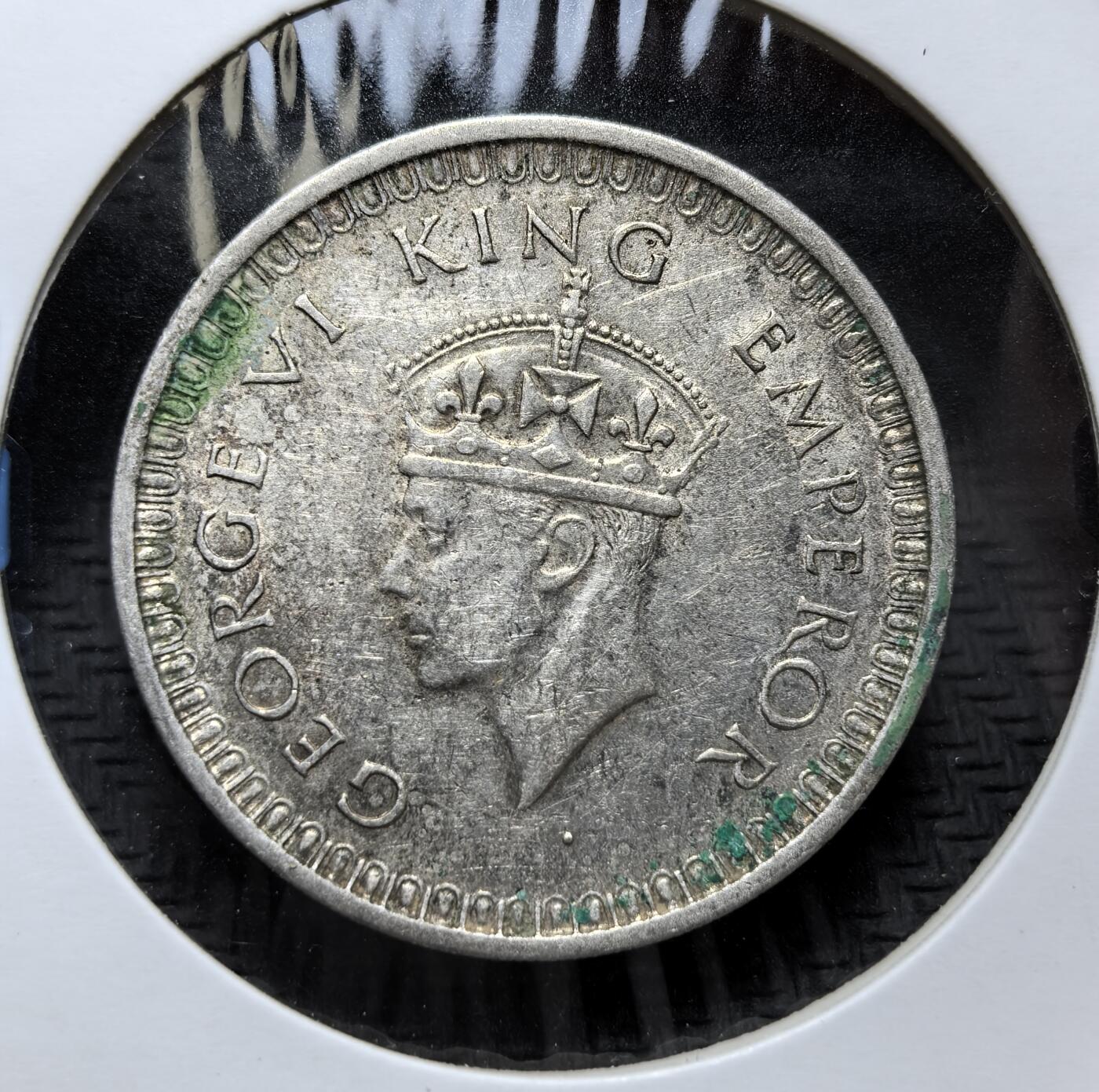 外国优质老铜币银币，正月十二晚九点倒数截拍，满百包邮可寄存，持续收拍 英属印度1942 年1 卢比银币，属二战战时版，。正面为乔治六世（印度末代皇帝），背面饰有莲花与英伦三岛花卉，是殖民末期的历史实物，亦见证了战时印缅战场风云。