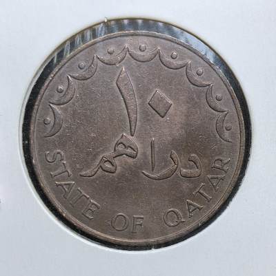 外国优质老铜币银币，正月十二晚九点倒数截拍，满百包邮可寄存，持续收拍 - 卡塔尔1973年1 迪拉姆铜币，正面为阿拉伯文面值与 “卡塔尔国” 字样，背面是象征海湾传统的单桅帆船与椰枣树。此币是卡塔尔独立初期，立足海洋与绿洲经济、构建独立货币体系的实物见证。