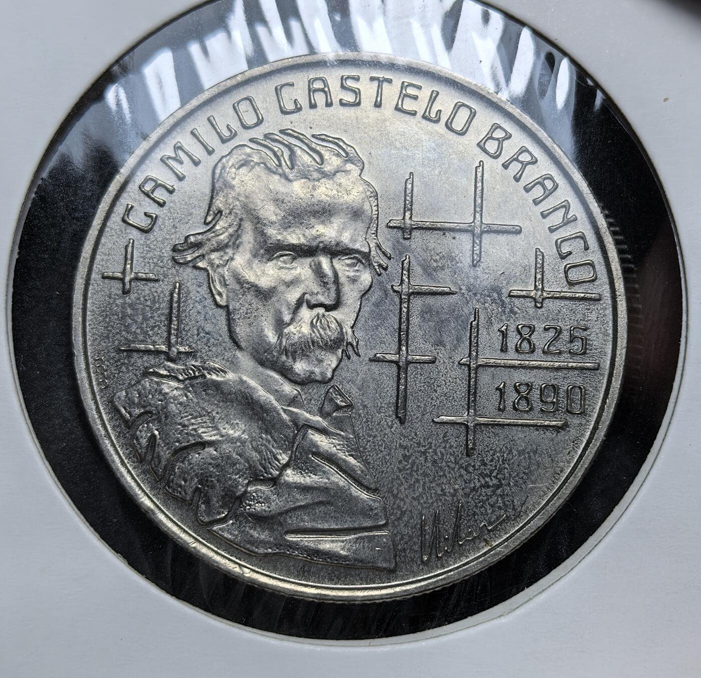 外国优质老铜币银币，正月十二晚九点倒数截拍，满百包邮可寄存，持续收拍 葡萄牙1990 年100埃斯库多直径32.9mm，正面为作家卡米洛・卡斯特洛・布兰科头像与生卒年，背面是葡萄牙国徽与象征文化传承的树状图案。发行于其逝世百年之际，是葡萄牙推崇本土文学、延续文化根脉的重要见证。