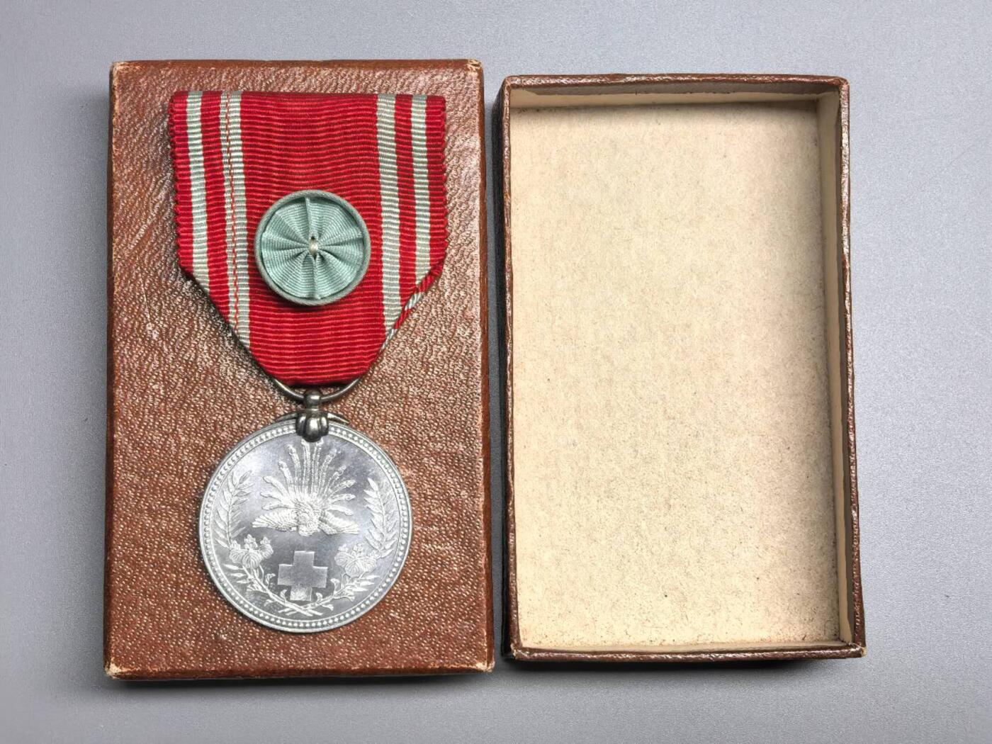 小驴勋章奖章收藏2月28日周六晚七点拍卖（调休临时调整，珍爱和平，收藏战争，铭记历史，勿忘国耻，忠党爱国。有偿代拍，送拍规则在简介最后，参拍须阅读规则后再参拍，关系到运费包装发货时效真假辨别等关键信息，拍卖时不再发原图，看大图店主微信码在拍卖店铺介绍里） 赤十字社徽章带盒，铝质