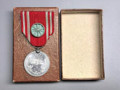 小驴勋章奖章收藏2月28日周六晚七点拍卖（调休临时调整，珍爱和平，收藏战争，铭记历史，勿忘国耻，忠党爱国。有偿代拍，送拍规则在简介最后，参拍须阅读规则后再参拍，关系到运费包装发货时效真假辨别等关键信息，拍卖时不再发原图，看大图店主微信码在拍卖店铺介绍里） - 赤十字社徽章带盒，铝质