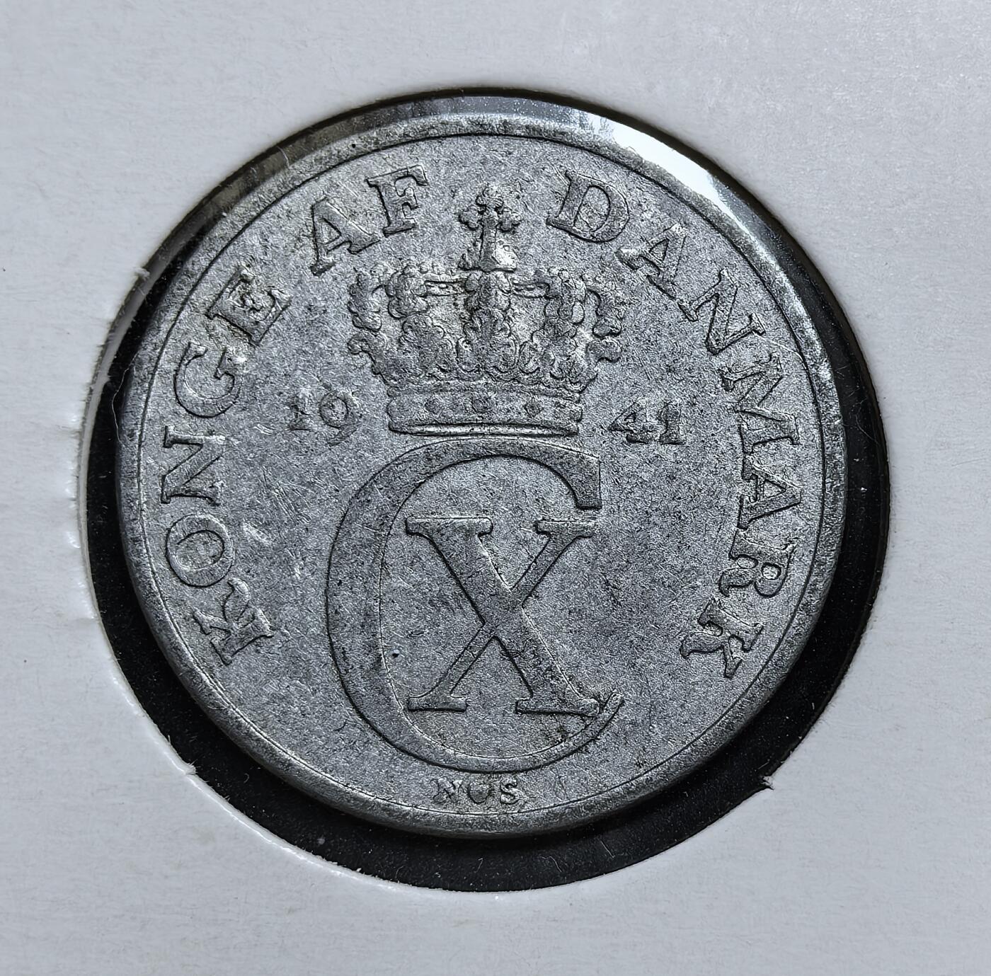 外国优质老铜币银币，正月十二晚九点倒数截拍，满百包邮可寄存，持续收拍 德占丹麦1941 年2 欧尔，正面为克里斯蒂安十世的王冠花押与 “丹麦国王” 字样，背面是面值与植物纹饰。此币发行于纳粹占领时期，是丹麦在被占领期间维持货币流通的实物见证。