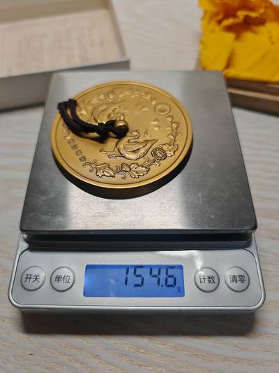 日本明治神宮的铜制纪念章 中央是双凤凰相对而立，周围环绕着菊花、牡丹等花卉纹样，顶部是日本皇室的十六瓣八重表菊纹。 背面是明治天皇的御制和歌，大意是：“在您的光辉下，朝阳格外耀眼；为了您，我心怀清爽而思念。 日本明治神宮的铜制纪念章 中央是双凤凰相对而立，周围环绕着菊花、牡丹等花卉纹样，顶部是日本皇室的十六瓣八重表菊纹。 背面是明治天皇的御制和歌，大意是：“在您的光辉下，朝阳格外耀眼；为了您，我心怀清爽而思念。