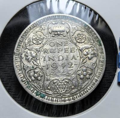 外国优质老铜币银币，正月十二晚九点倒数截拍，满百包邮可寄存，持续收拍 - 二战英属印度1942 年1 卢比银币，11.66克0.5银纯银价135元。正面为乔治六世（印度末代皇帝），背面饰有莲花与英伦三岛花卉，是殖民末期的历史实物，亦见证了战时印缅战场风云。