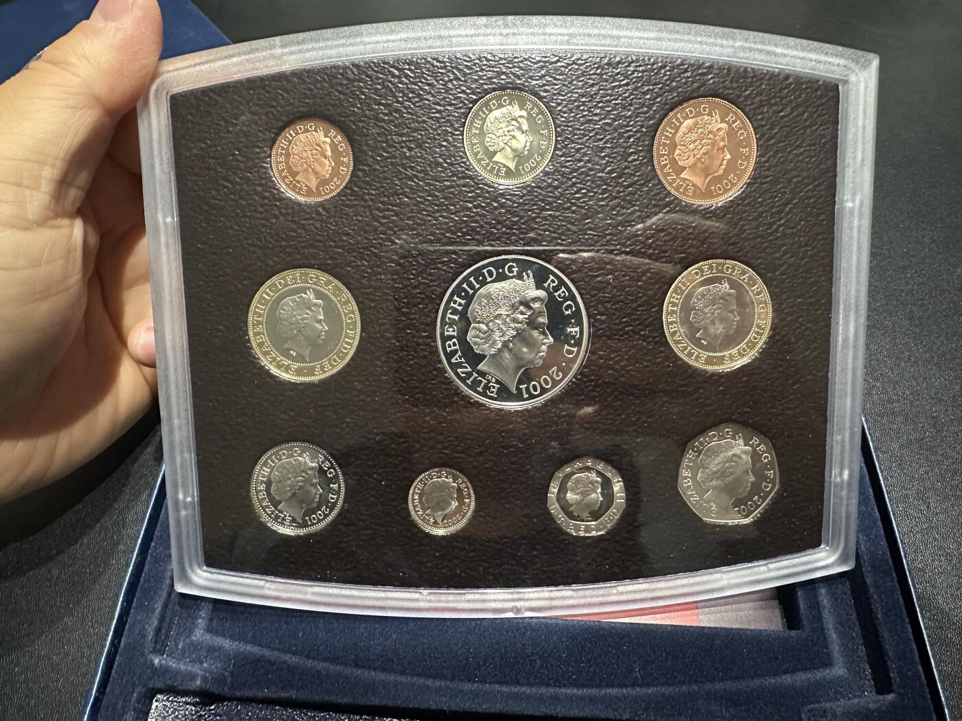 《外钞收藏家》第六百一十三期（ 精品场）（长期征集拍品、欢迎藏友们联系合作） 2001年英国皇家造币厂英镑硬币盒装 1套10枚【精制币】 