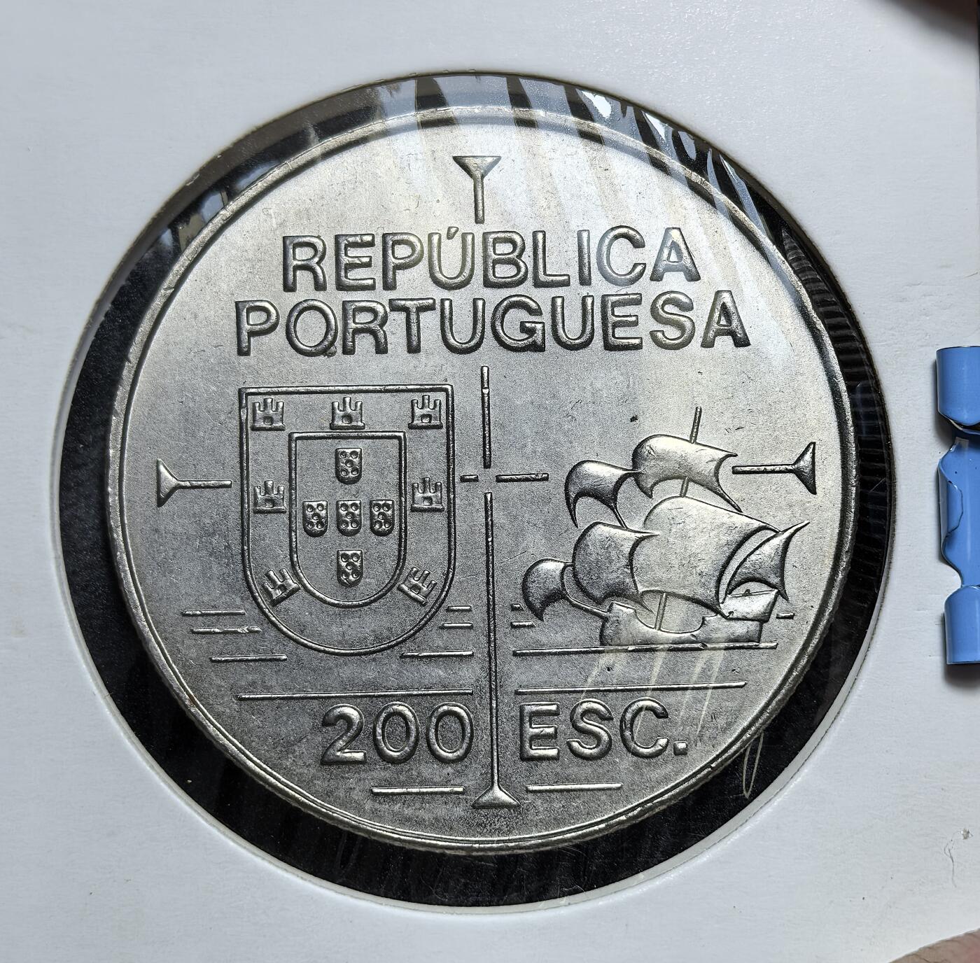 外国优质老铜币银币，正月十二晚九点倒数截拍，满百包邮可寄存，持续收拍 葡萄牙1992年200埃斯库多直径36mm，为纪念探险家若昂・罗德里格斯・卡布里略诞辰 550 周年而铸。币面描绘了他的形象与加利福尼亚地图，以此纪念他 1542 年抵达加州的航海壮举，这也是大航海时代葡萄牙探索时代的重要见证。