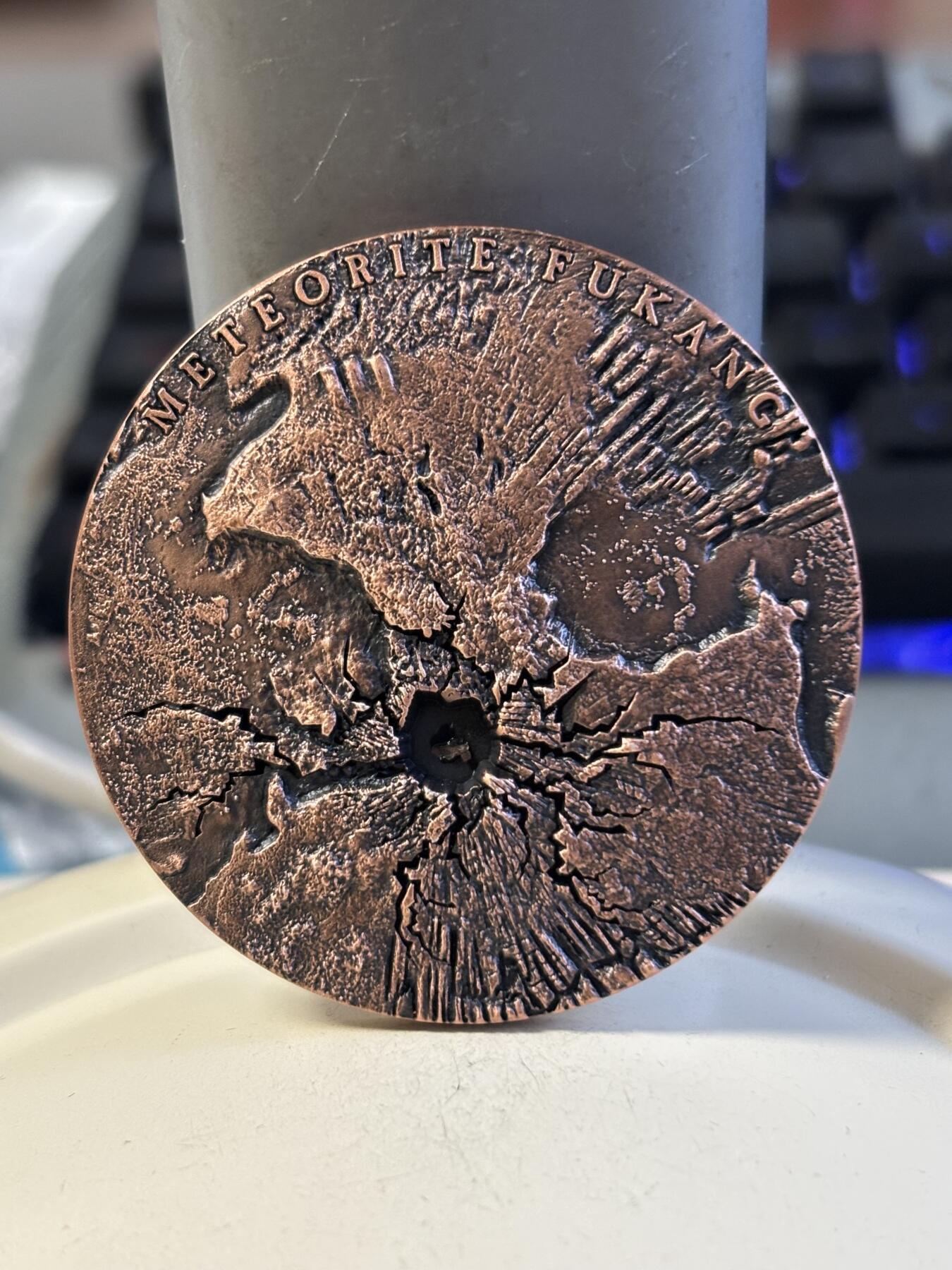 第191期拍卖 纽埃2019年5元镶陨石镀铜仿古银币 世界陨石系列-中国富康陨石 2盎司999银 发行量：666 裸币带证