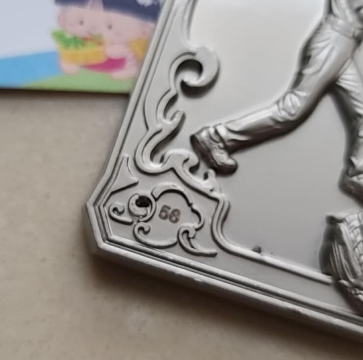 【币将精彩】世界钱币拍卖（2026-3-11） 发行10枚的西瓜太郎棒球规则诞生180周年纪念章，锌合金约85克，46*69毫米，发行量：60枚，后10枚陨石镶嵌。