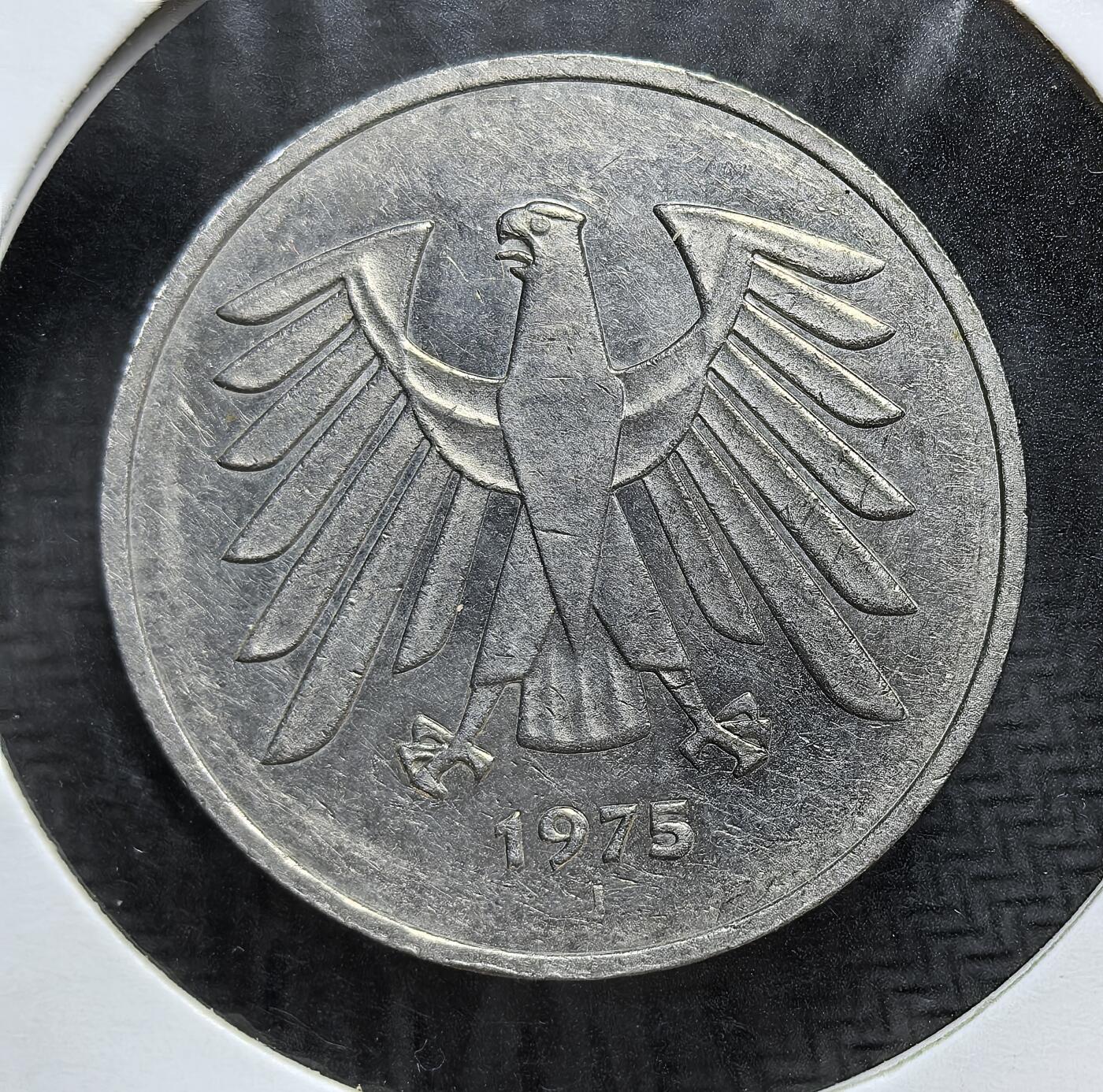 外国优质老铜币银币，正月十二晚九点倒数截拍，满百包邮可寄存，持续收拍 联邦德国（西德）1975 年5 马克，正面为面值与 “德意志联邦共和国” 字样，背面是象征国家主权的联邦之鹰。发行于西德经济高速增长的 “黄金时代”，是西德战后货币稳定与国家复兴的实物见证。