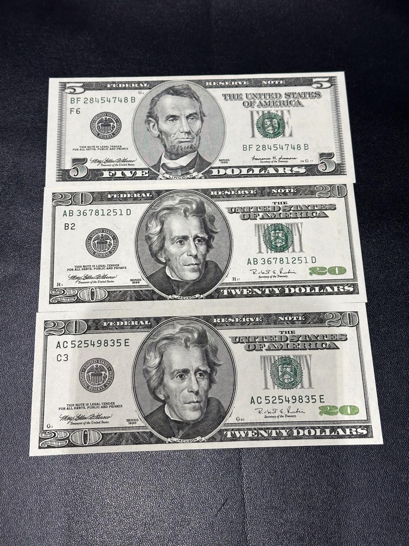 《外钞收藏家》第六百一十三期（ 精品场）（长期征集拍品、欢迎藏友们联系合作） 大头版5和20美元 3张一起 接近全新 角都不绝有小折 有轻微潮