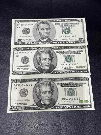 《外钞收藏家》第六百一十三期（ 精品场）（长期征集拍品、欢迎藏友们联系合作） - 大头版5和20美元 3张一起 接近全新 角都不绝有小折 有轻微潮