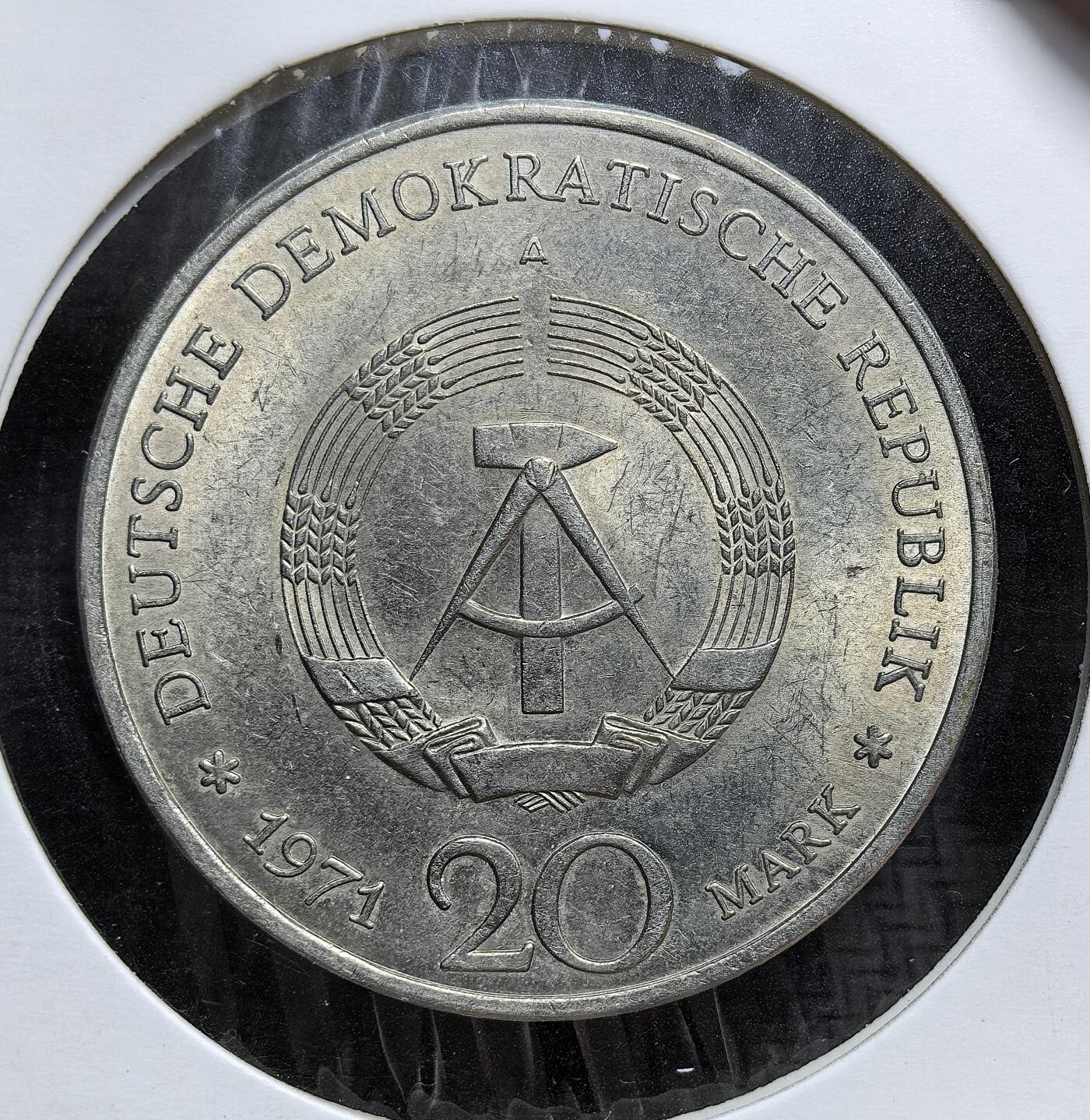 外国优质老铜币银币，正月十二晚九点倒数截拍，满百包邮可寄存，持续收拍 东德1971 年20 马克纪念币直径32.9mm，正面为东德国徽（锤规与麦穗），背面是恩斯特・台尔曼头像及生卒年份。台尔曼是德国共产党领袖，被纳粹杀害，此币是东德纪念反法西斯英雄、强化意识形态认同的实物见证。