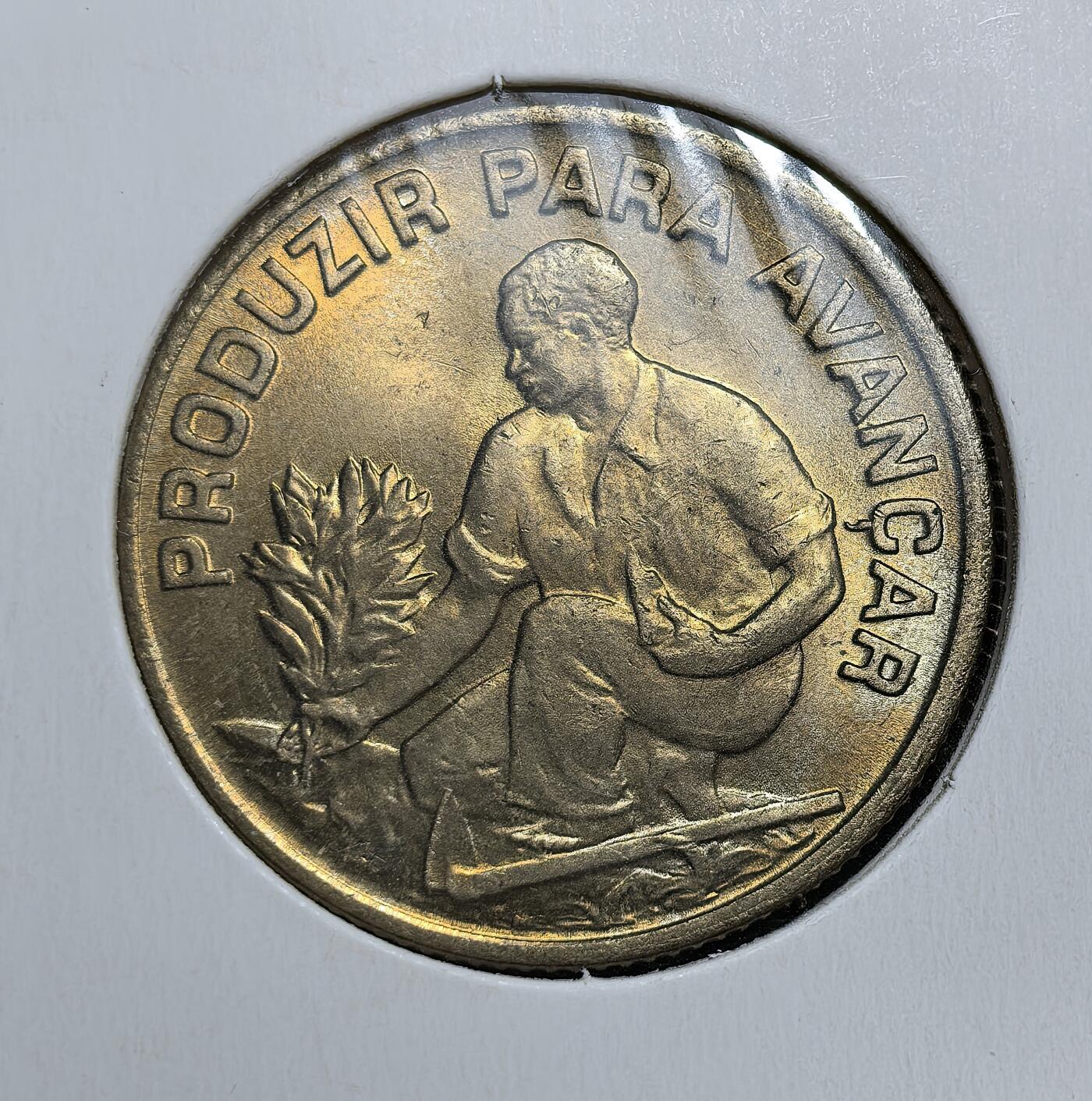 外国优质老铜币银币，正月十二晚九点倒数截拍，满百包邮可寄存，持续收拍 佛得角1977年2.5 埃斯库多铜币，正面为国家国徽，背面镌 “为进步而生产” 葡语铭文与农耕劳作场景。发行于佛得角独立初期，是其摆脱殖民统治、以农业为根基重建经济的重要实物见证。