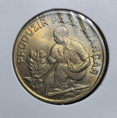 外国优质老铜币银币，正月十二晚九点倒数截拍，满百包邮可寄存，持续收拍 - 佛得角1977年2.5 埃斯库多铜币，正面为国家国徽，背面镌 “为进步而生产” 葡语铭文与农耕劳作场景。发行于佛得角独立初期，是其摆脱殖民统治、以农业为根基重建经济的重要实物见证。