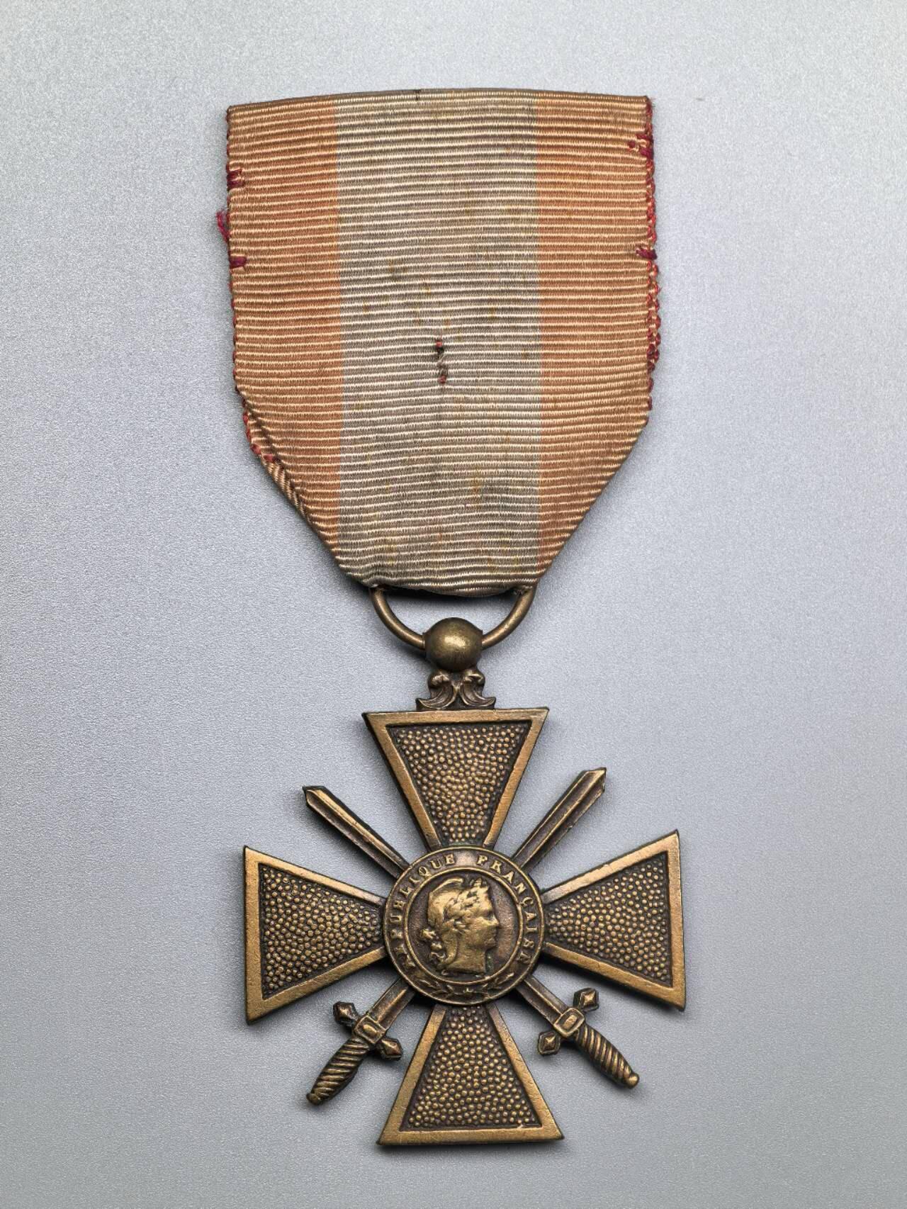 小驴勋章奖章收藏2月28日周六晚七点拍卖（调休临时调整，珍爱和平，收藏战争，铭记历史，勿忘国耻，忠党爱国。有偿代拍，送拍规则在简介最后，参拍须阅读规则后再参拍，关系到运费包装发货时效真假辨别等关键信息，拍卖时不再发原图，看大图店主微信码在拍卖店铺介绍里） 法国海外行动十字奖章