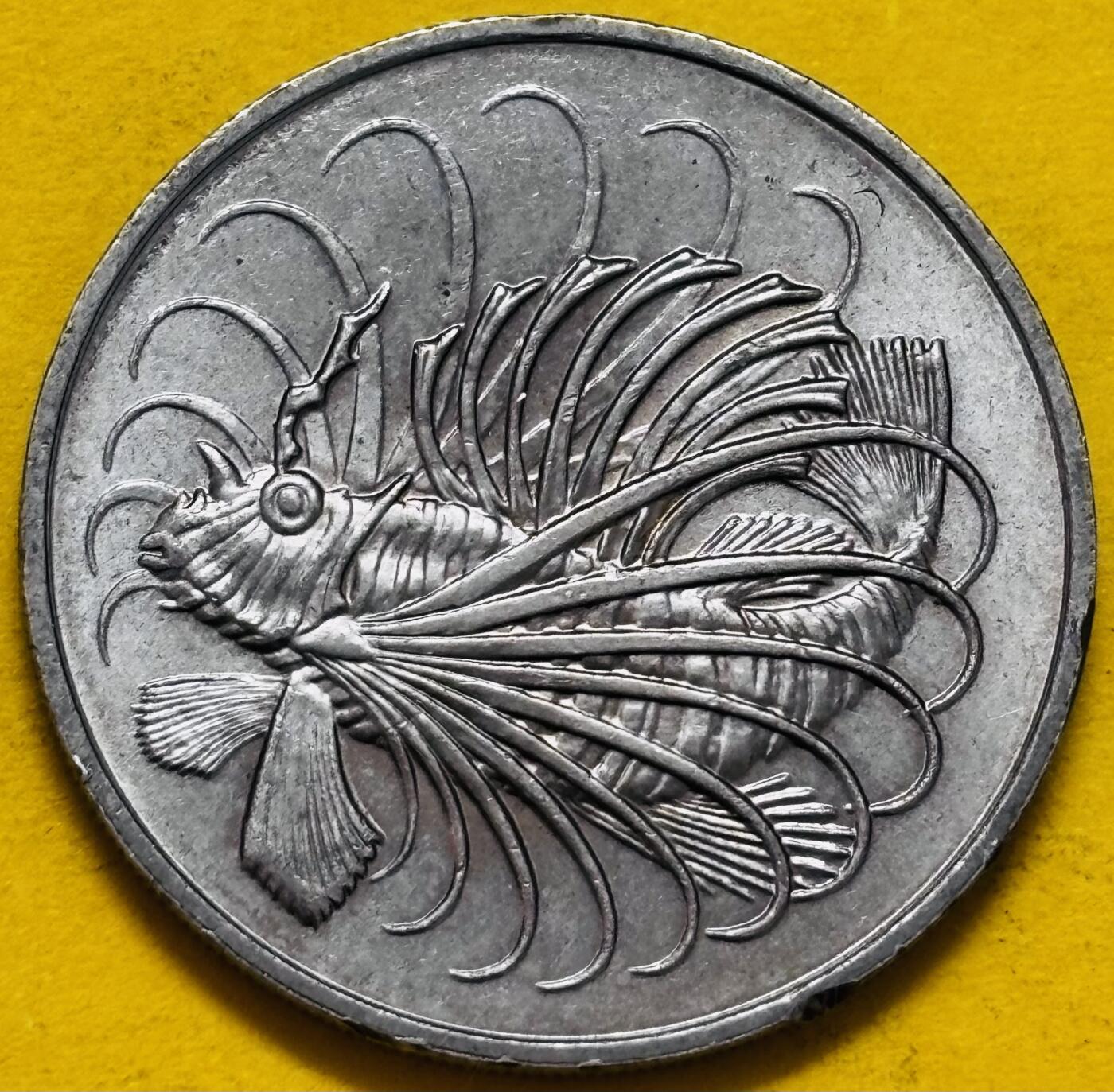 文馨钱币收藏第 295 场，（元宵场）各种银币散币纪念章，长期接代拍业务 好品 1973 年新加坡狮子鱼 50 分