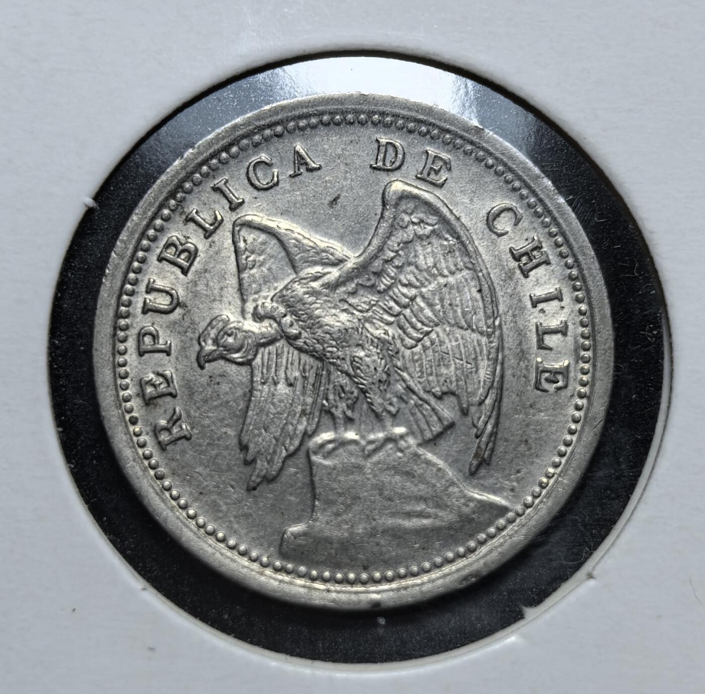 外国优质老铜币银币，正月十二晚九点倒数截拍，满百包邮可寄存，持续收拍 智利1937年10分，正面为智利国鸟安第斯神鹰与国名，背面标注面值与象征矿业的镐头图案。发行于智利矿业经济繁荣期，是其依赖矿产出口的经济结构与国家身份认同的重要见证。