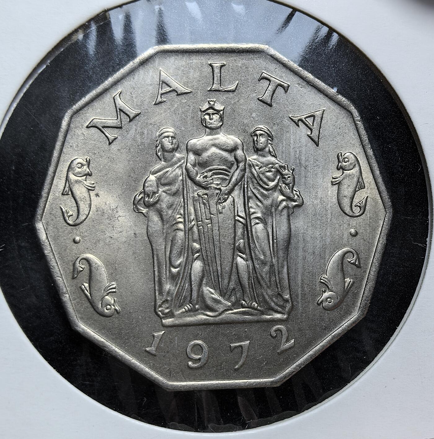外国优质老铜币银币，正月十二晚九点倒数截拍，满百包邮可寄存，持续收拍 马耳他1972年50 分十二边形币直径32.5mm，正面为面值与葡萄藤纹饰，背面是象征宪法的三女神像。此币是马耳他 1964 年独立后，1972 年启用十进制货币体系的重要辅币，见证其货币自主与国家新生。