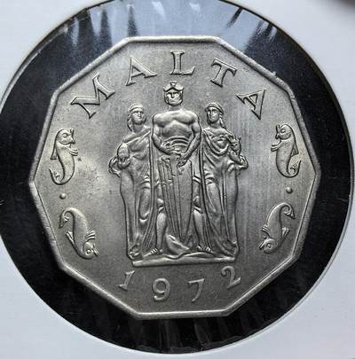 外国优质老铜币银币，正月十二晚九点倒数截拍，满百包邮可寄存，持续收拍 - 马耳他1972年50 分十二边形币直径32.5mm，正面为面值与葡萄藤纹饰，背面是象征宪法的三女神像。此币是马耳他 1964 年独立后，1972 年启用十进制货币体系的重要辅币，见证其货币自主与国家新生。