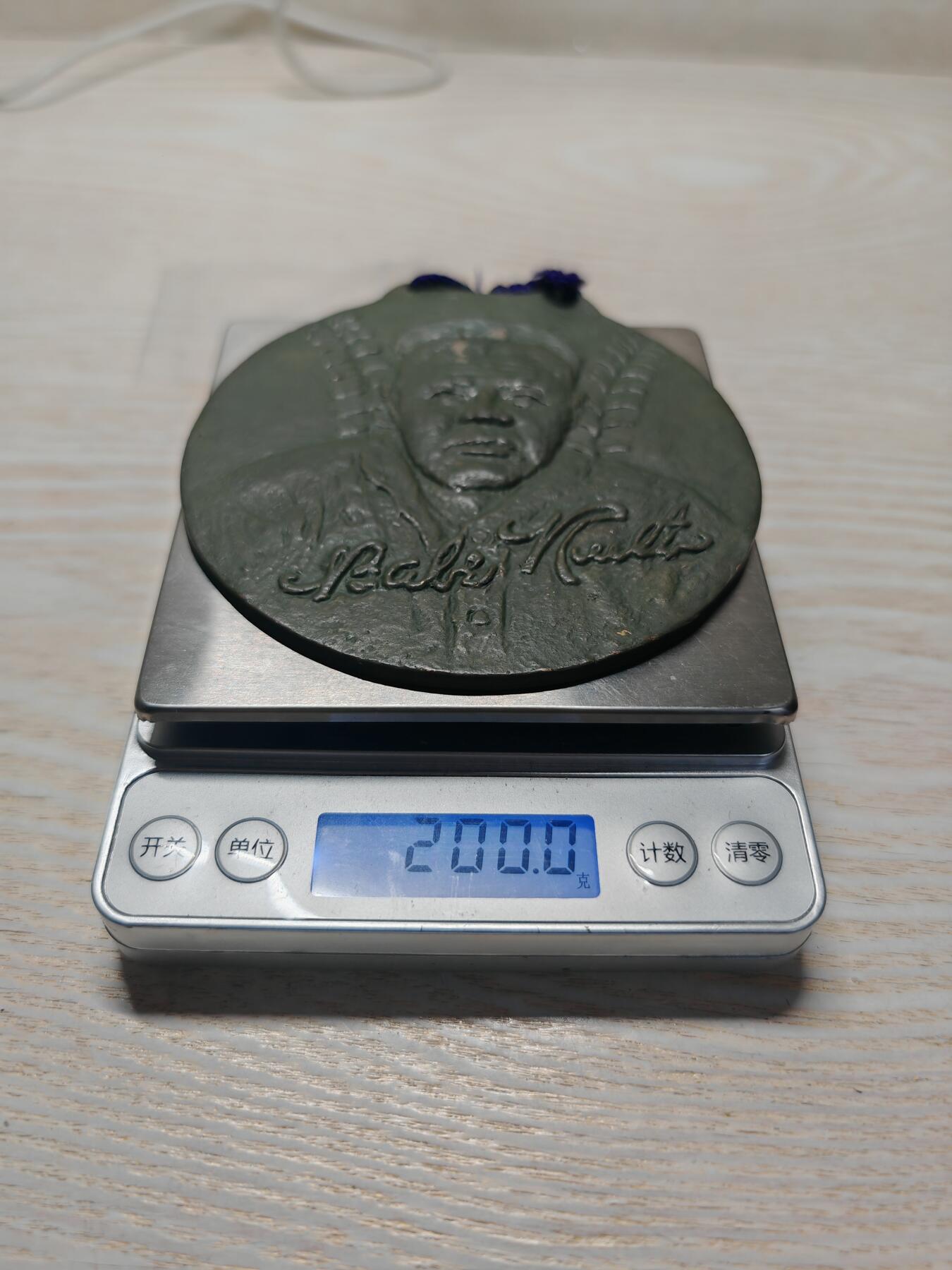 1962年日本第16届贝比·鲁斯杯争夺社会人棒球大会纪念奖牌 - 正面：浮雕为美国棒球传奇人物贝比·鲁斯（Babe Ruth）的头像，下方有他的英文签名“Babe Ruth”，两侧是棒球球棒的装饰图案 - 背面：刻有日文“第16回ベーブルース杯争奪社会人野球大会”，以及年份“1962”和所属联盟“中部連盟”。