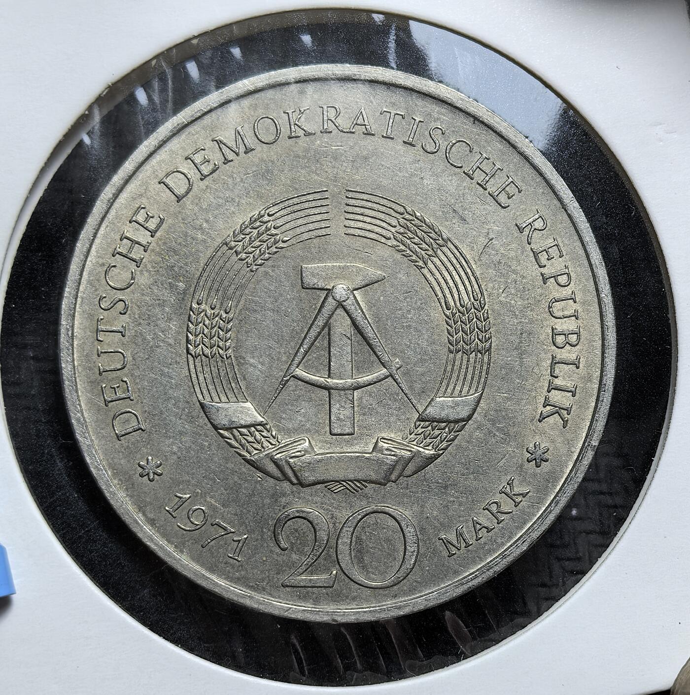 外国优质老铜币银币，正月十二晚九点倒数截拍，满百包邮可寄存，持续收拍 东德1971 年20 马克纪念币直径32.9mm，正面为东德国徽（锤规与麦穗），背面是作家海因里希・曼头像及生卒年份。海因里希・曼以批判文学闻名，此币是东德推崇反法西斯文化、塑造国家精神的实物见证。