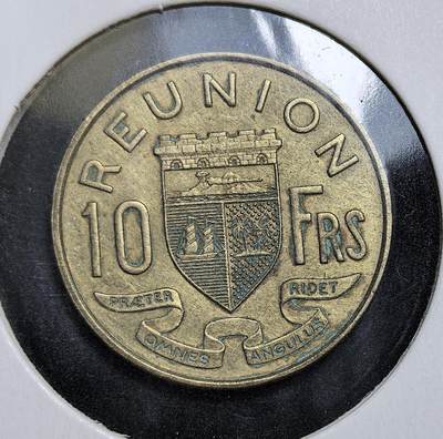 外国优质老铜币银币，正月十二晚九点倒数截拍，满百包邮可寄存，持续收拍 - 法属留尼汪1964年10法郎铜币，正面为带翼自由女神与法国战舰，背面是留尼汪盾徽与拉丁语格言。发行于留尼汪作为法国海外省的稳定期，是法国殖民体系下海外领地货币体系的实物见证。