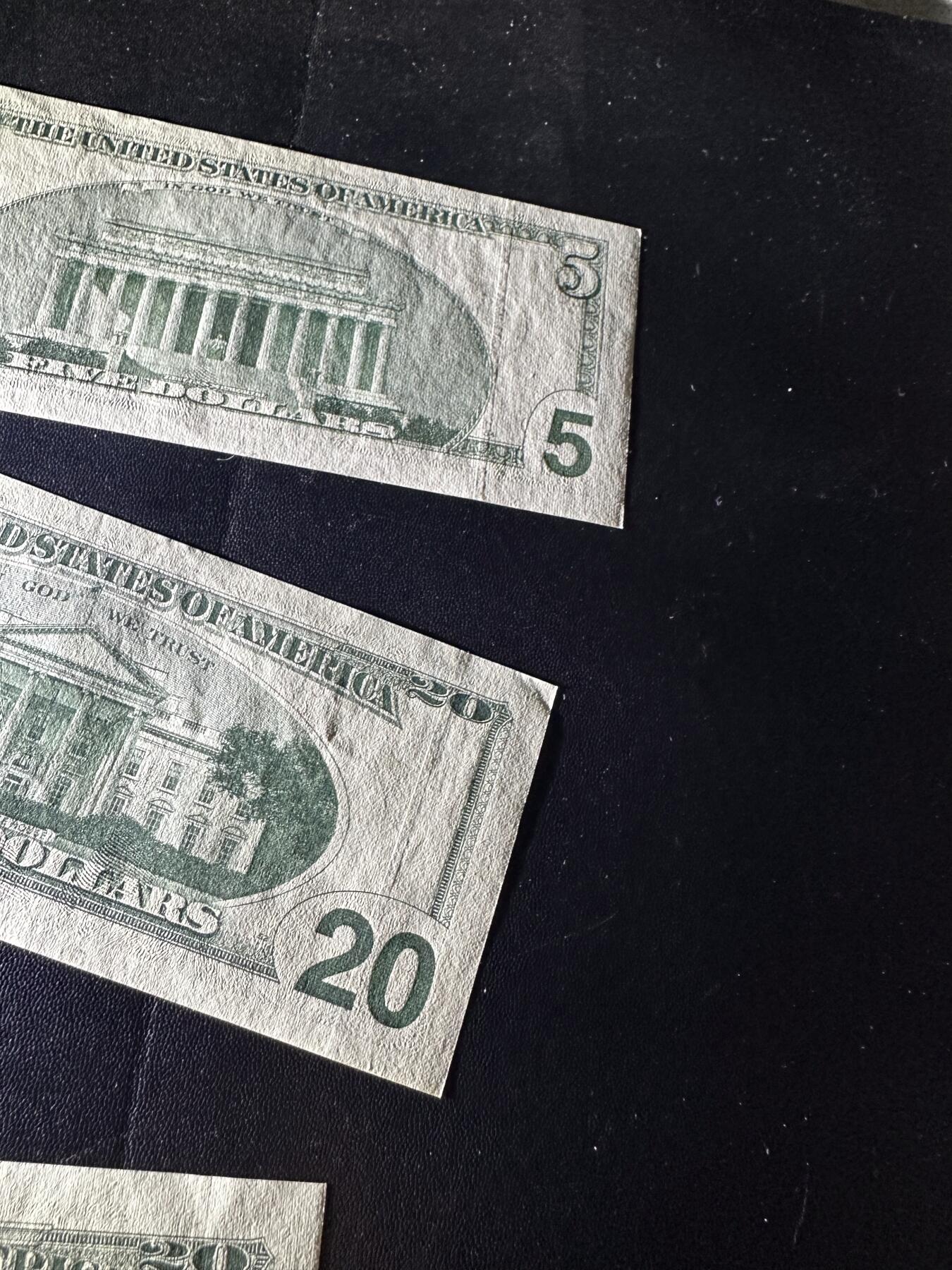 《外钞收藏家》第六百一十三期（ 精品场）（长期征集拍品、欢迎藏友们联系合作） 大头版5和20美元 3张一起 接近全新 角都不绝有小折 有轻微潮