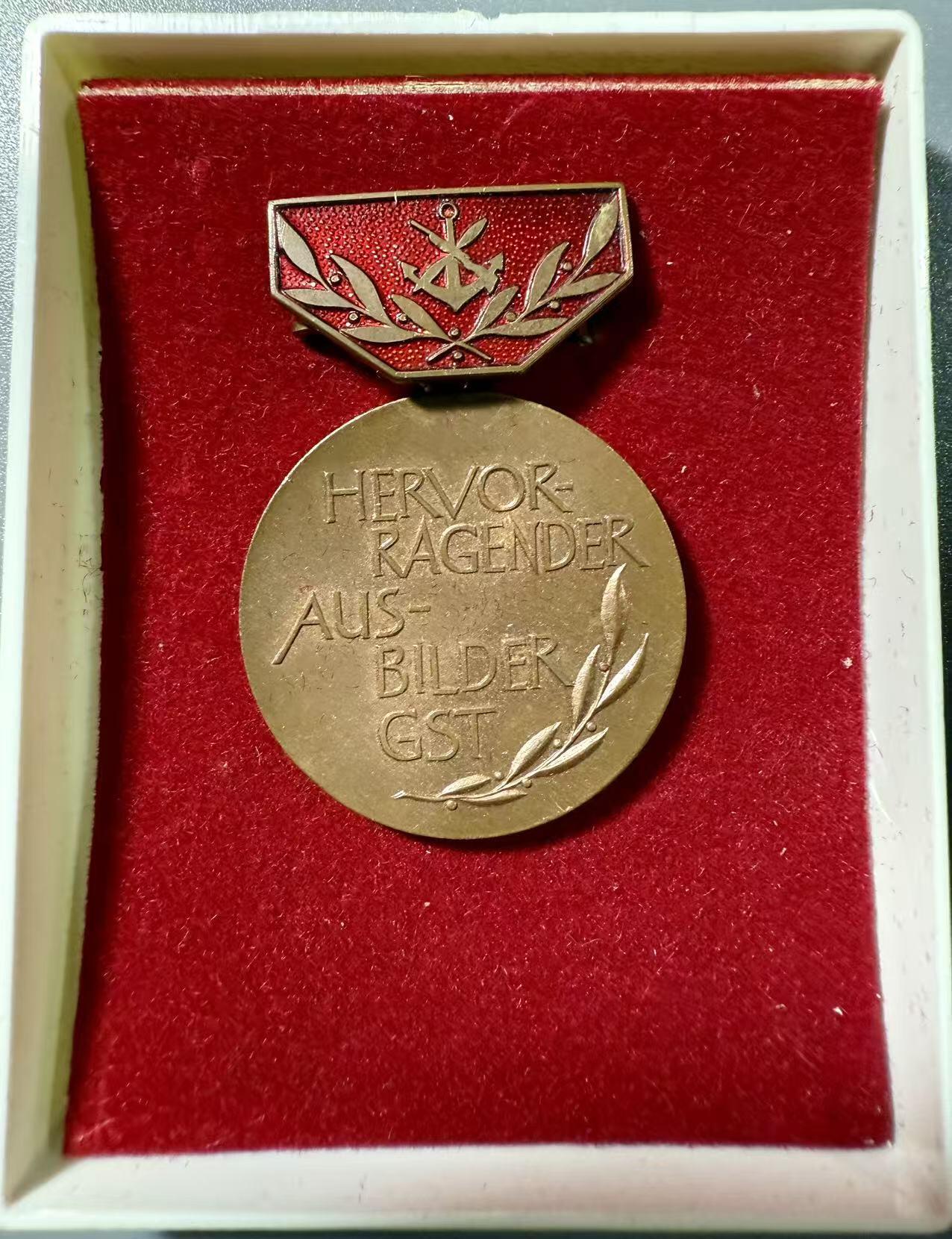 七河·世界世界币章杂件小拍（总第39期） 民主德国“杰出教育者”纪念铜勋章