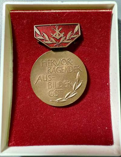 七河·世界世界币章杂件小拍（总第39期） - 民主德国“杰出教育者”纪念铜勋章