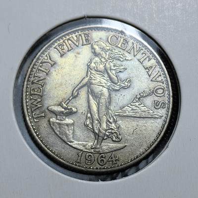外国优质老铜币银币，正月十二晚九点倒数截拍，满百包邮可寄存，持续收拍 - 菲律宾1964 年打铁女神25 分。正面为象征自由的女神在熔炉旁劳作，背面是菲律宾共和国国徽与盾徽。此币见证了菲律宾独立后货币体系的定型与经济发展。