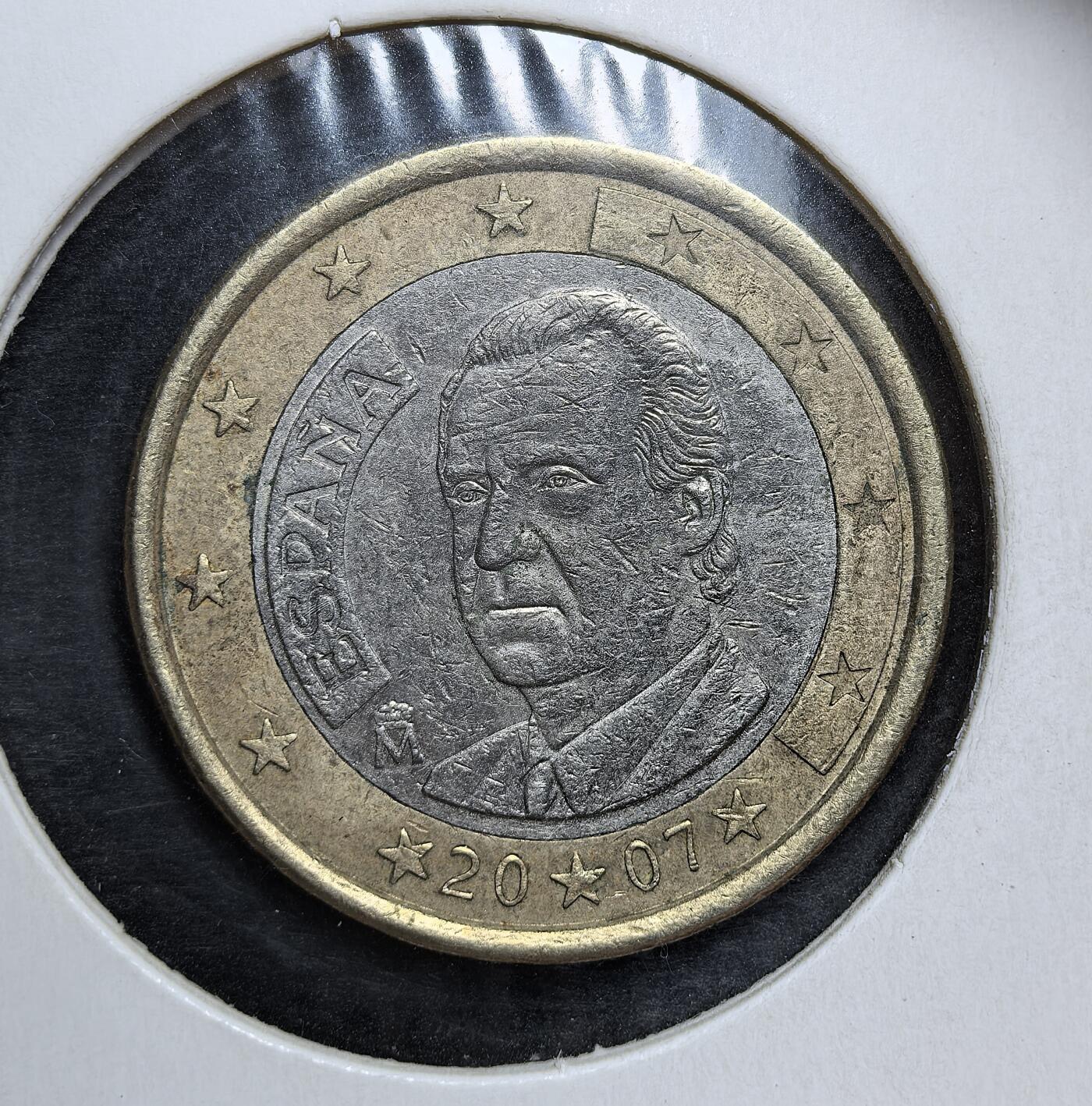 外国优质老铜币银币，正月十二晚九点倒数截拍，满百包邮可寄存，持续收拍 西班牙2007年1 欧元双金属币，正面为胡安・卡洛斯一世国王头像，背面是统一的欧洲地图。它是西班牙融入欧元区、延续君主立宪制与欧洲一体化进程的重要实物见证。