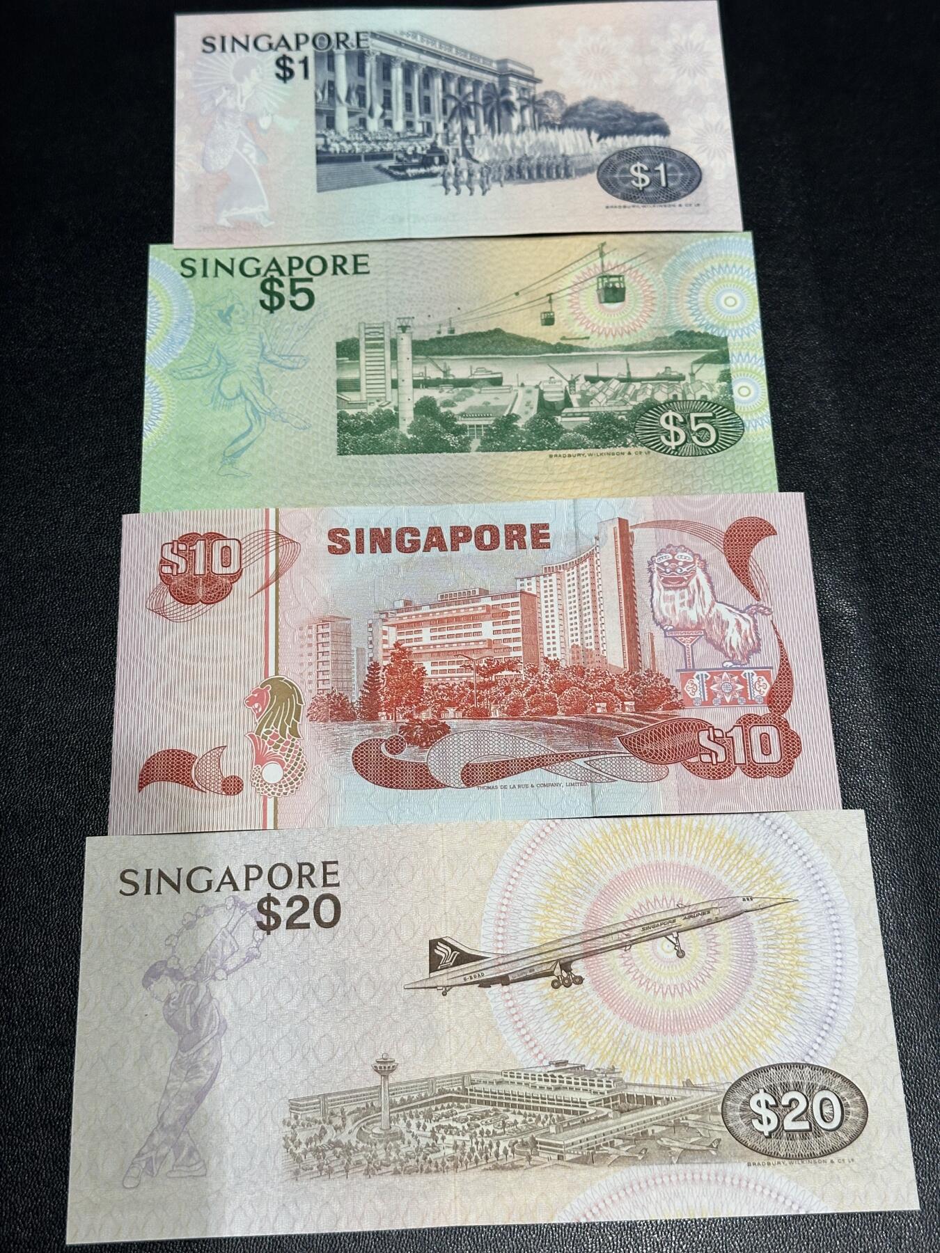 《外钞收藏家》第六百一十三期（ 精品场）（长期征集拍品、欢迎藏友们联系合作） 新加坡鸟版1/5/10/20元4张小套（UNC品相的不多见了） 	除了10元 其他UNC 有潮斑