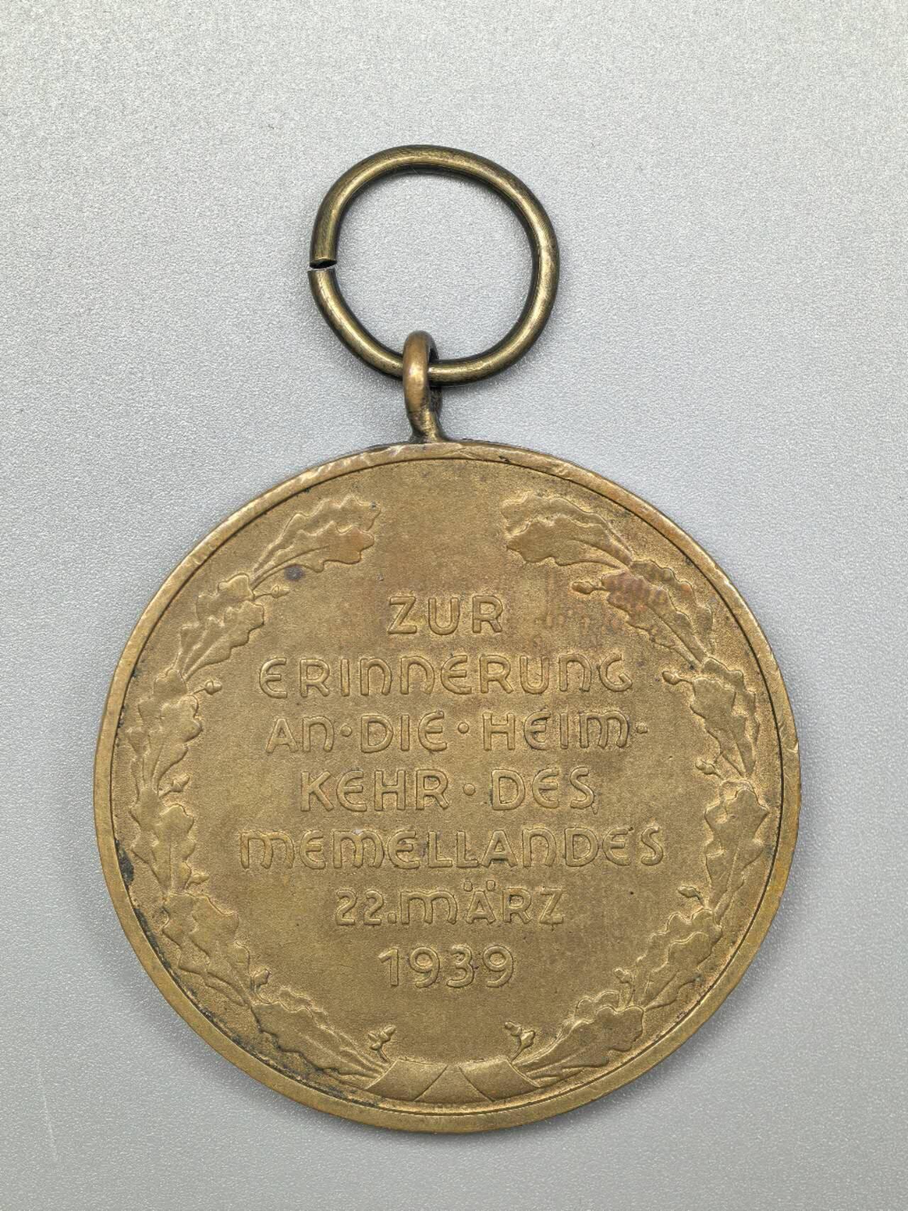 小驴勋章奖章收藏2月28日周六晚七点拍卖（调休临时调整，珍爱和平，收藏战争，铭记历史，勿忘国耻，忠党爱国。有偿代拍，送拍规则在简介最后，参拍须阅读规则后再参拍，关系到运费包装发货时效真假辨别等关键信息，拍卖时不再发原图，看大图店主微信码在拍卖店铺介绍里） 德三鲜花奖章梅梅尔回归奖章带盒，铜质，斜G版，梅梅尔总颁发3万枚，稀少