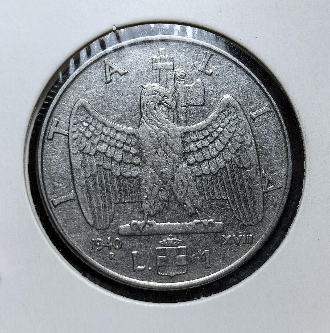 外国优质老铜币银币，正月十二晚九点倒数截拍，满百包邮可寄存，持续收拍 意大利王国1940年1里拉，正面为维克托・伊曼纽尔三世头像及 “皇帝” 头衔，背面是法西斯鹰徽与束棒。发行于二战初期，是墨索里尼政权宣扬帝国野心、强化独裁统治的重要货币见证。