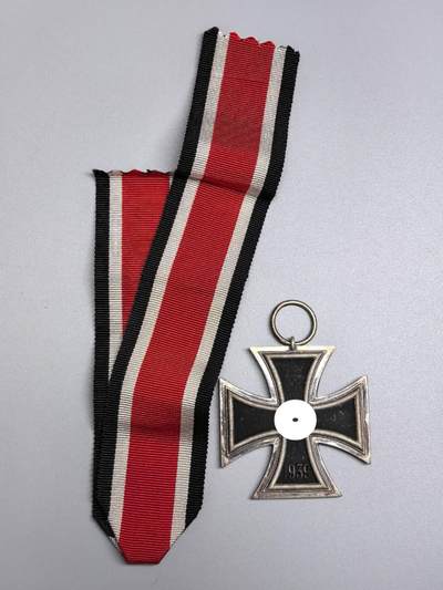 小驴勋章奖章收藏2月28日周六晚七点拍卖（调休临时调整，珍爱和平，收藏战争，铭记历史，勿忘国耻，忠党爱国。有偿代拍，送拍规则在简介最后，参拍须阅读规则后再参拍，关系到运费包装发货时效真假辨别等关键信息，拍卖时不再发原图，看大图店主微信码在拍卖店铺介绍里） - 得2二级铁十字勋章，环打27厂标，铁质核心黑漆，出厂长度绶带