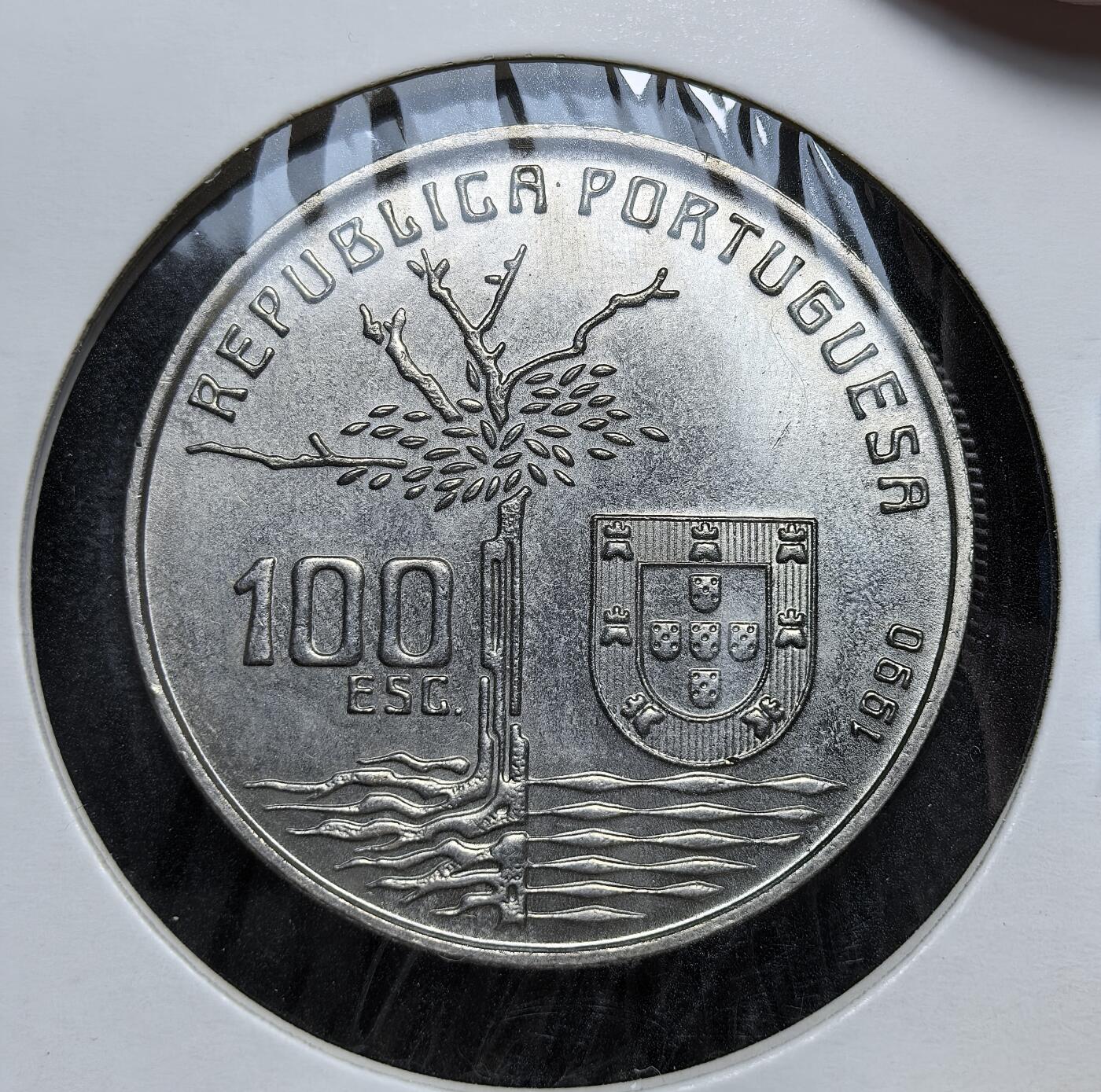 外国优质老铜币银币，正月十二晚九点倒数截拍，满百包邮可寄存，持续收拍 葡萄牙1990 年100埃斯库多直径32.9mm，正面为作家卡米洛・卡斯特洛・布兰科头像与生卒年，背面是葡萄牙国徽与象征文化传承的树状图案。发行于其逝世百年之际，是葡萄牙推崇本土文学、延续文化根脉的重要见证。