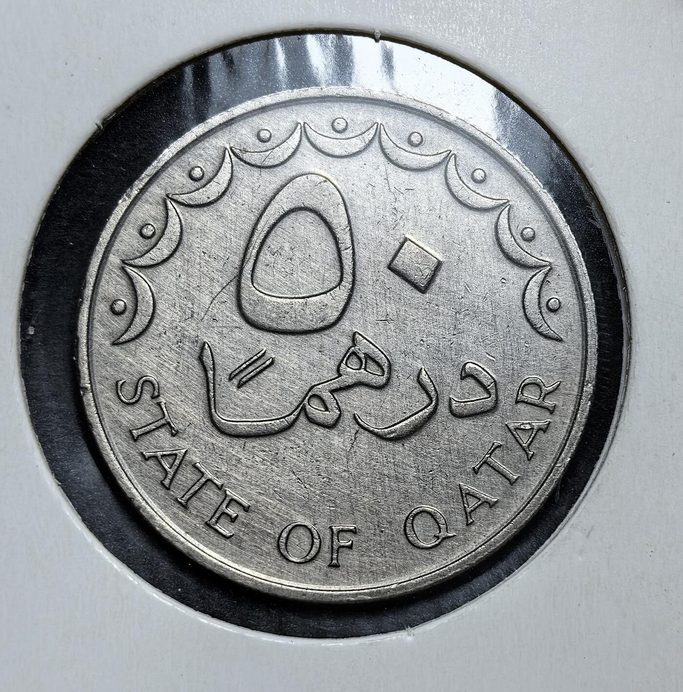 外国优质老铜币银币，正月十二晚九点倒数截拍，满百包邮可寄存，持续收拍 卡塔尔1973年50 迪拉姆铜镍币，正面为阿拉伯文面值与 “卡塔尔国” 字样，背面是象征海湾传统的单桅帆船与椰枣树。此币是卡塔尔独立初期，立足海洋与绿洲经济、构建独立货币体系的实物见证。