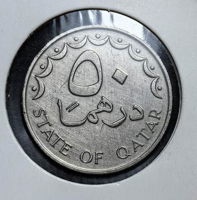 外国优质老铜币银币，正月十二晚九点倒数截拍，满百包邮可寄存，持续收拍 - 卡塔尔1973年50 迪拉姆铜镍币，正面为阿拉伯文面值与 “卡塔尔国” 字样，背面是象征海湾传统的单桅帆船与椰枣树。此币是卡塔尔独立初期，立足海洋与绿洲经济、构建独立货币体系的实物见证。